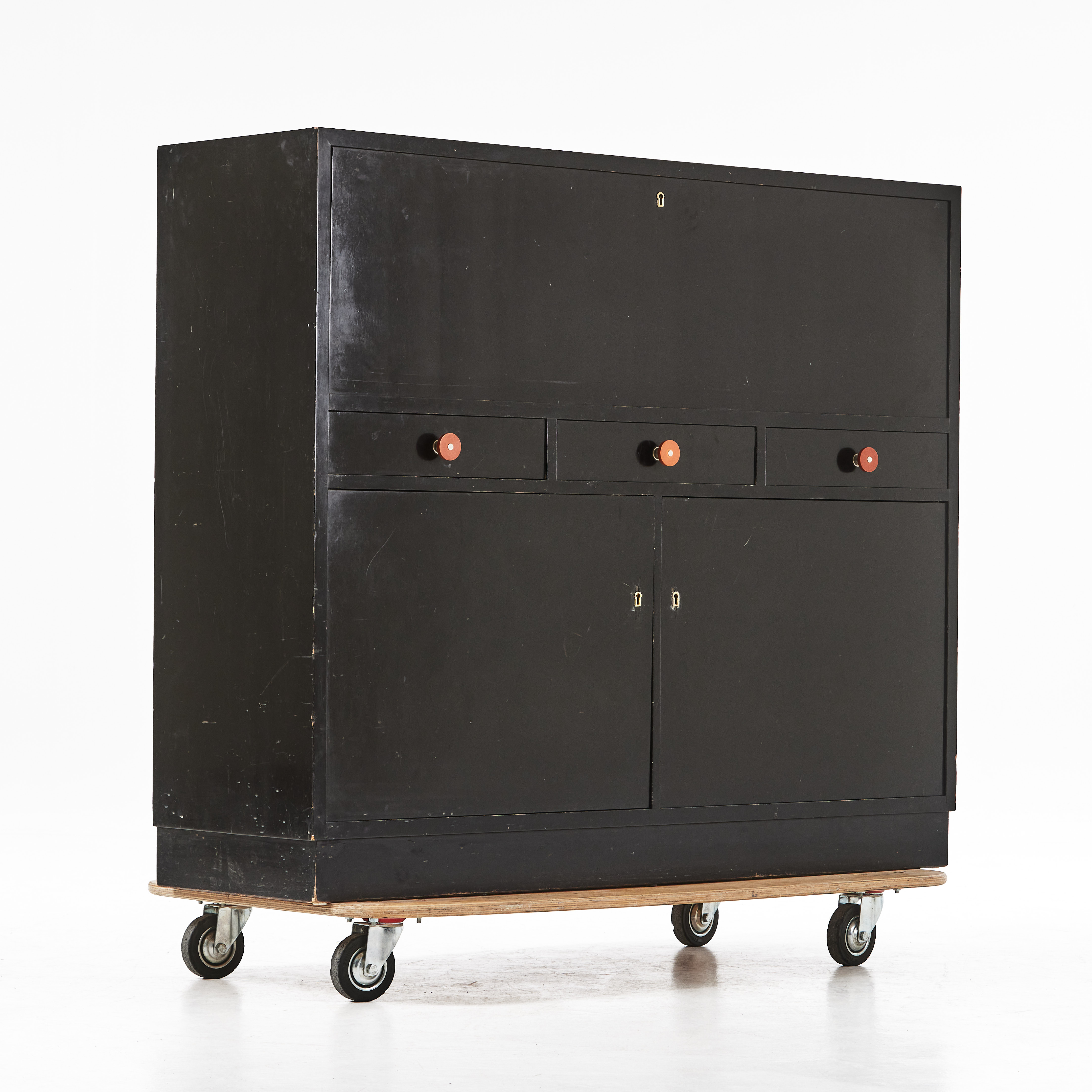 BARSKÅP, 1930-tal, art deco, svärtat, handtag i bakelit, fällbar klaff.