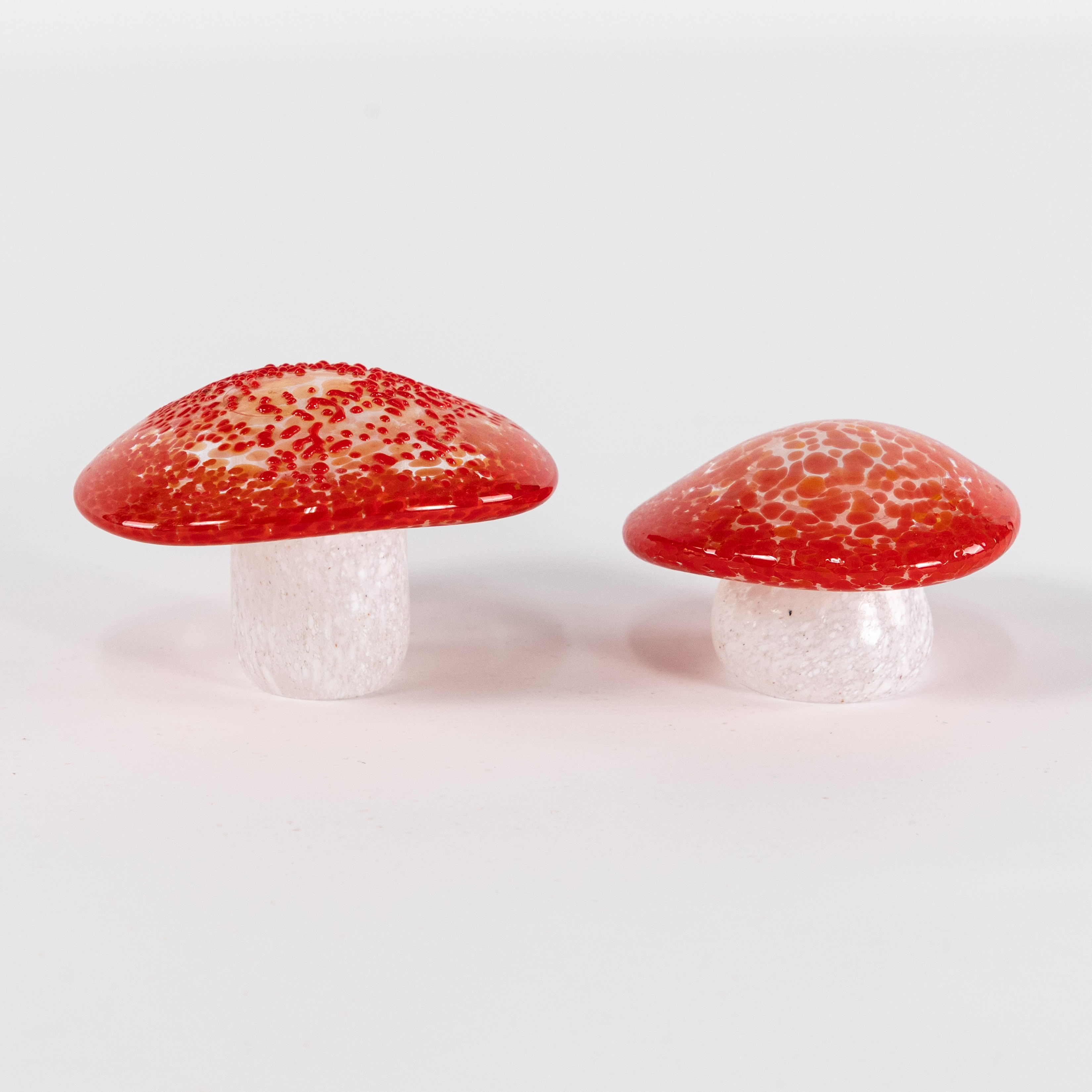 SVAMPAR, 2 st, Orrefors glasskola, 1999, högsta 6 cm.