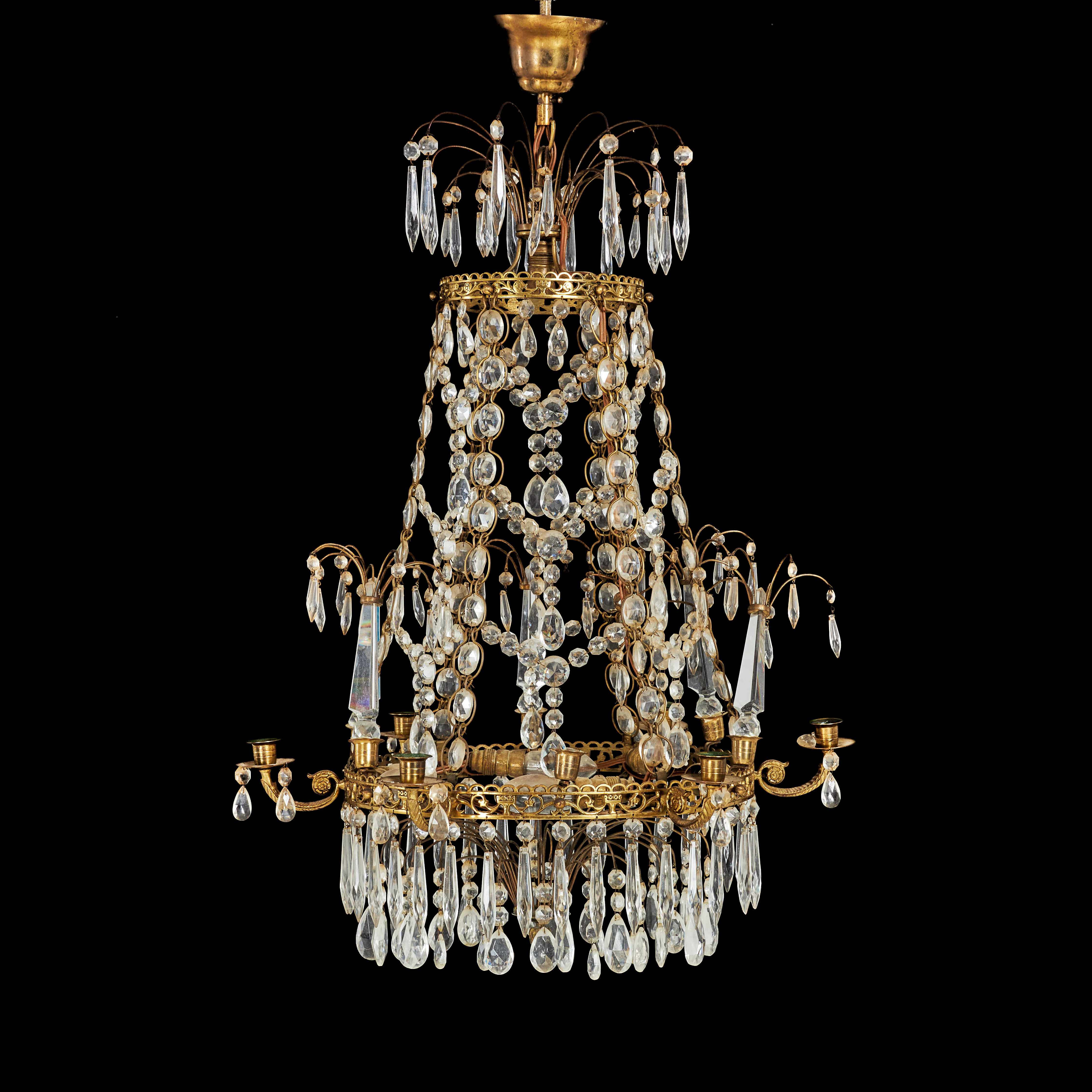 LJUSKRONA. stomme i mässing, behängd med prismor, 6 ljusarmar.