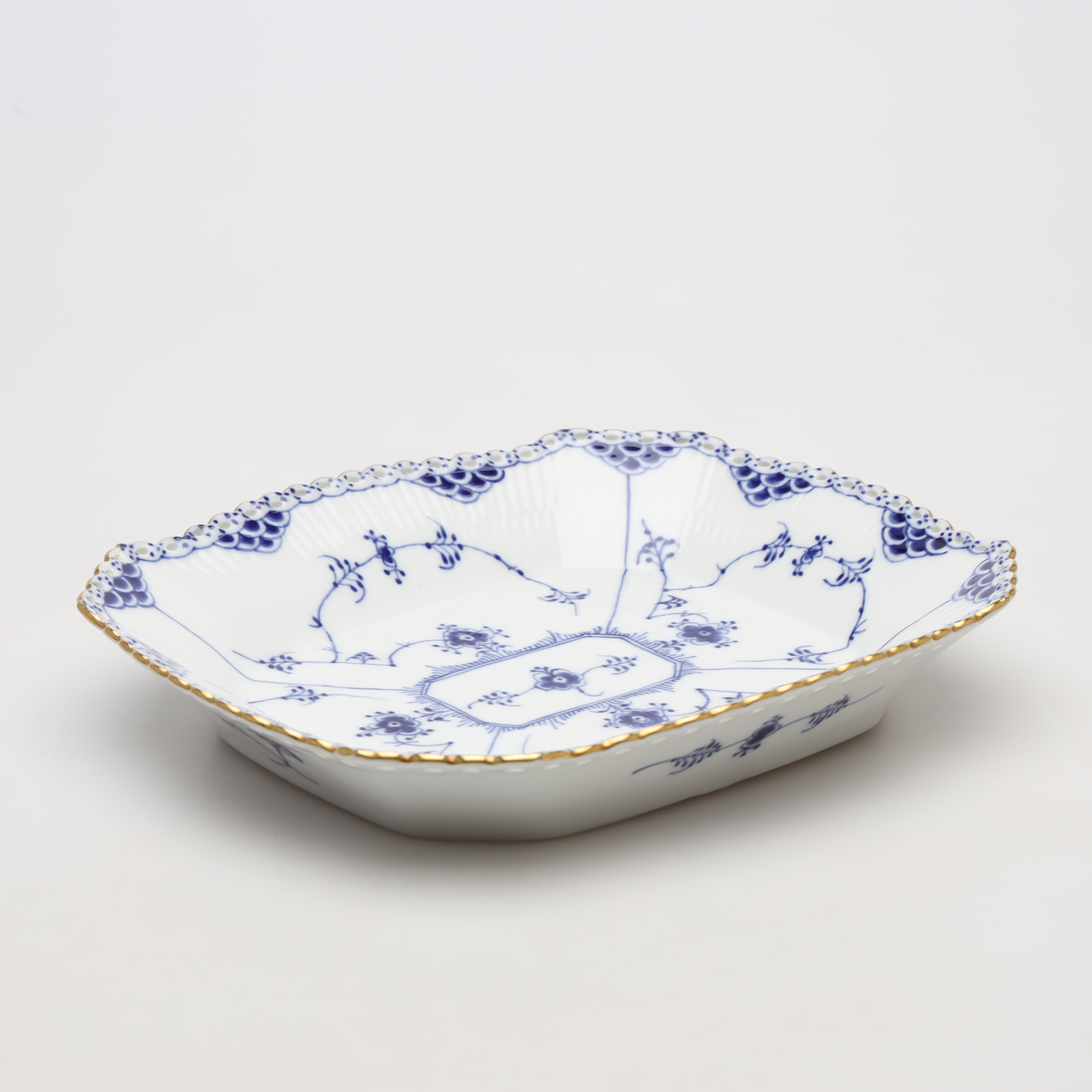 SERVERINGSFAT, "Musselmalet", nr 1143, helblond, förgylld kant, Royal Copenhagen, Danmark.