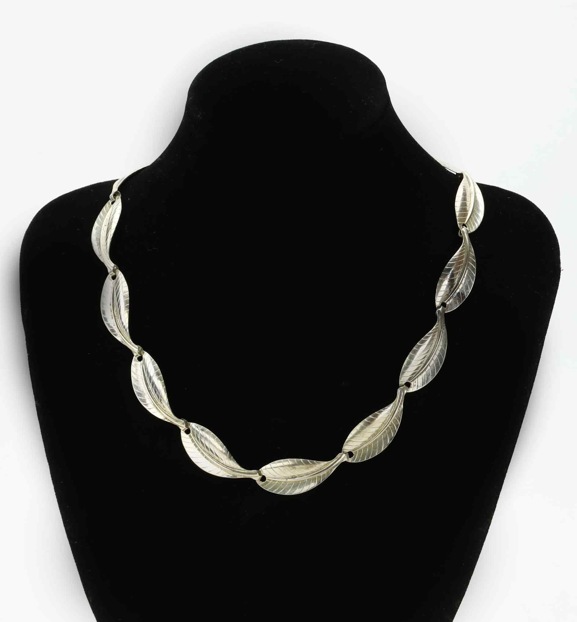 COLLIER, Sterlingsilver, lövformade länkar, 1900-tal.