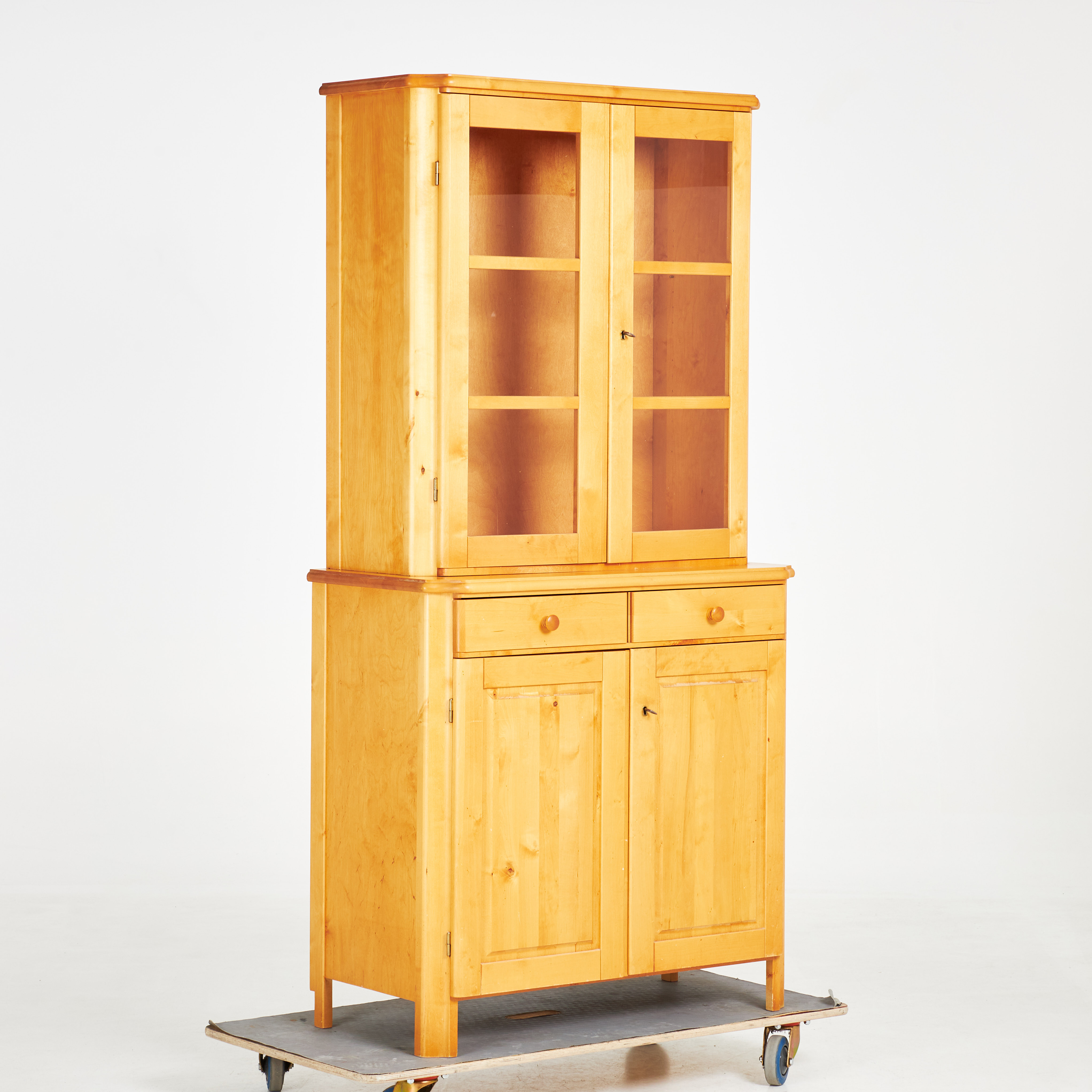 NILS GÖRAN GUSTAFSSON. Vitrinskåp. Stolab, björk, samtida, tvådelad.