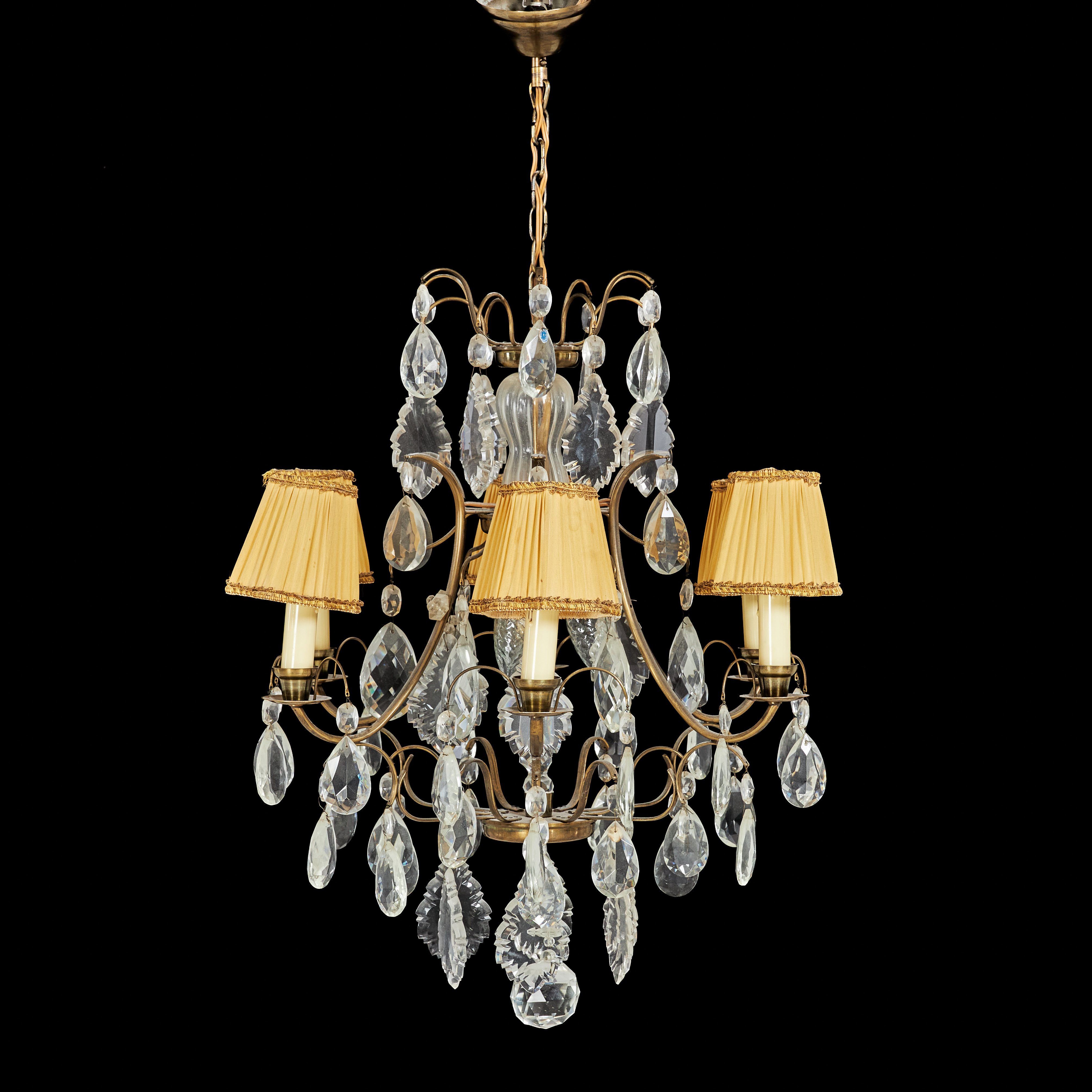 LJUSKRONA. 1900-tal, stomme i mässing, behängd med olikslipade prismor, 6 ljusarmar.