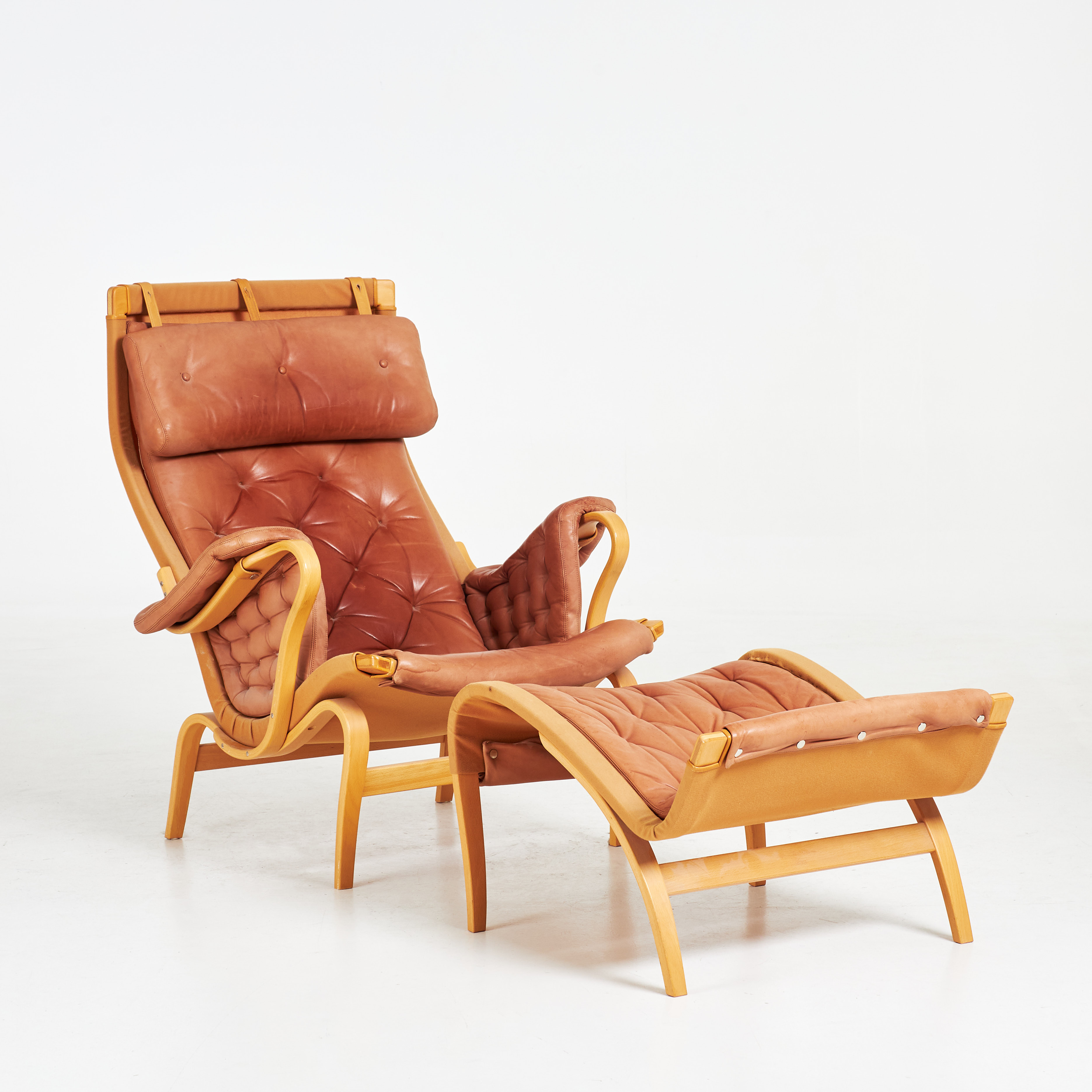 BRUNO MATHSSON. Fåtölj med fotpall, "Pernilla", skinn, bok, tryckstämplad Dux.