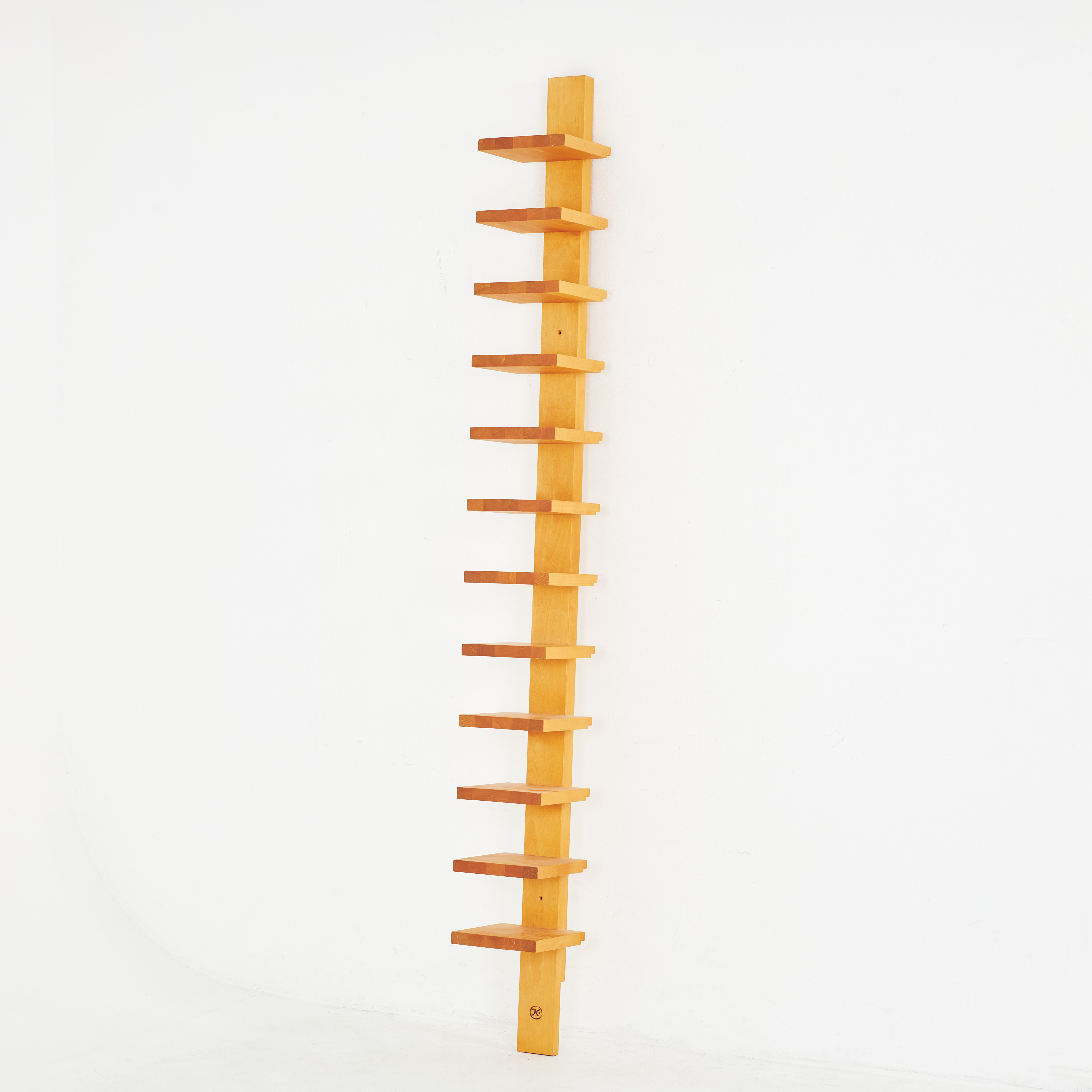 JOHN KANDELL. Bokhylla, "Pilaster", björk, Källemo, brännmärkt.