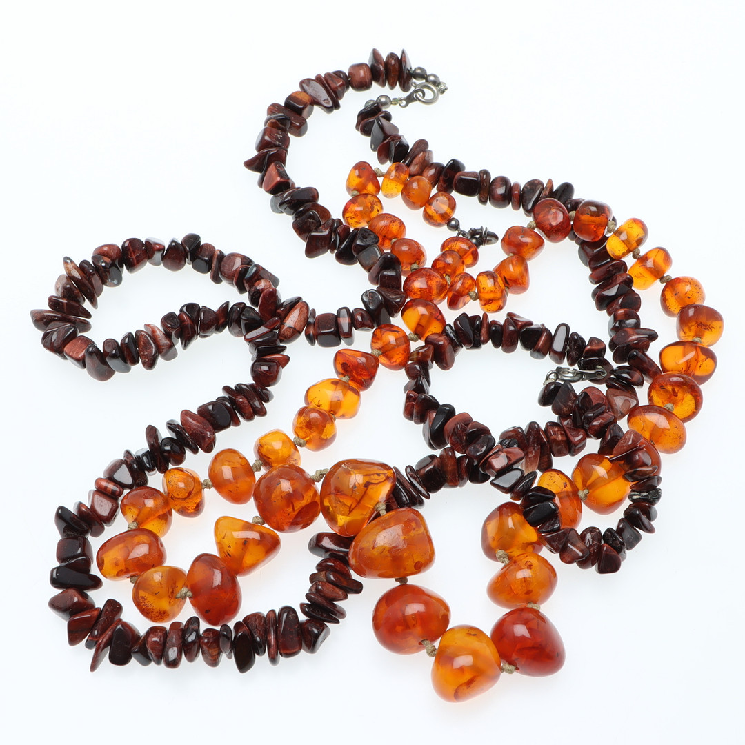 SMYCKEN, 3 delar, bärnsten och röd tigeröga.