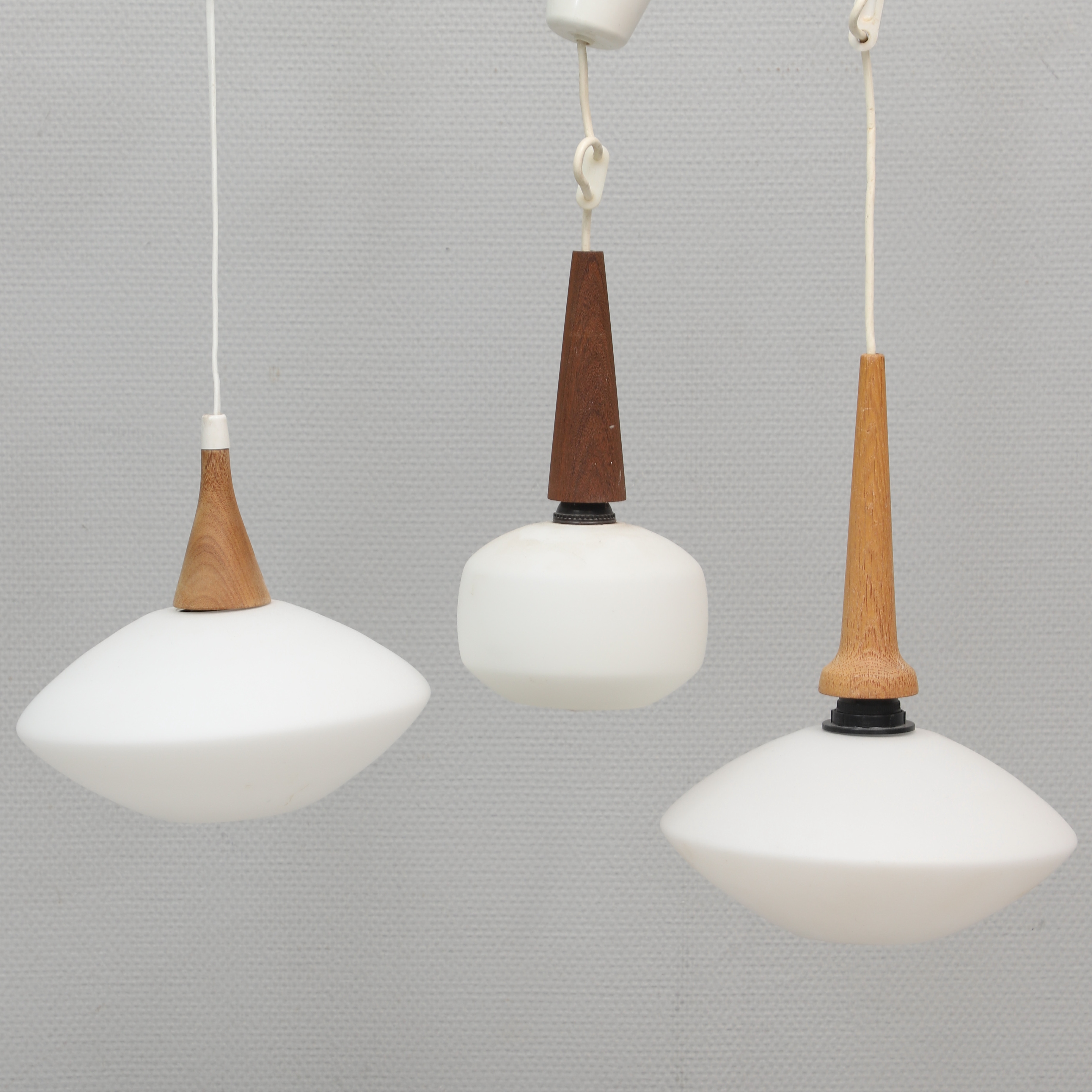 TAKLAMPOR, 3 st. teak/trä/glaskupor, 1950/60-tal.