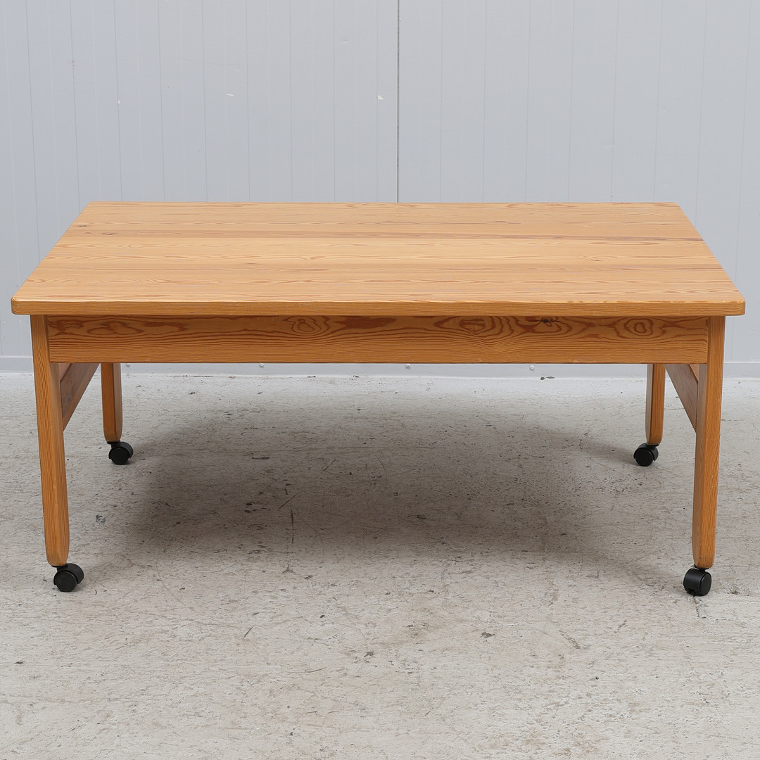 SOFFBORD PÅ HJUL, furu, 1900-talets senare hälft.