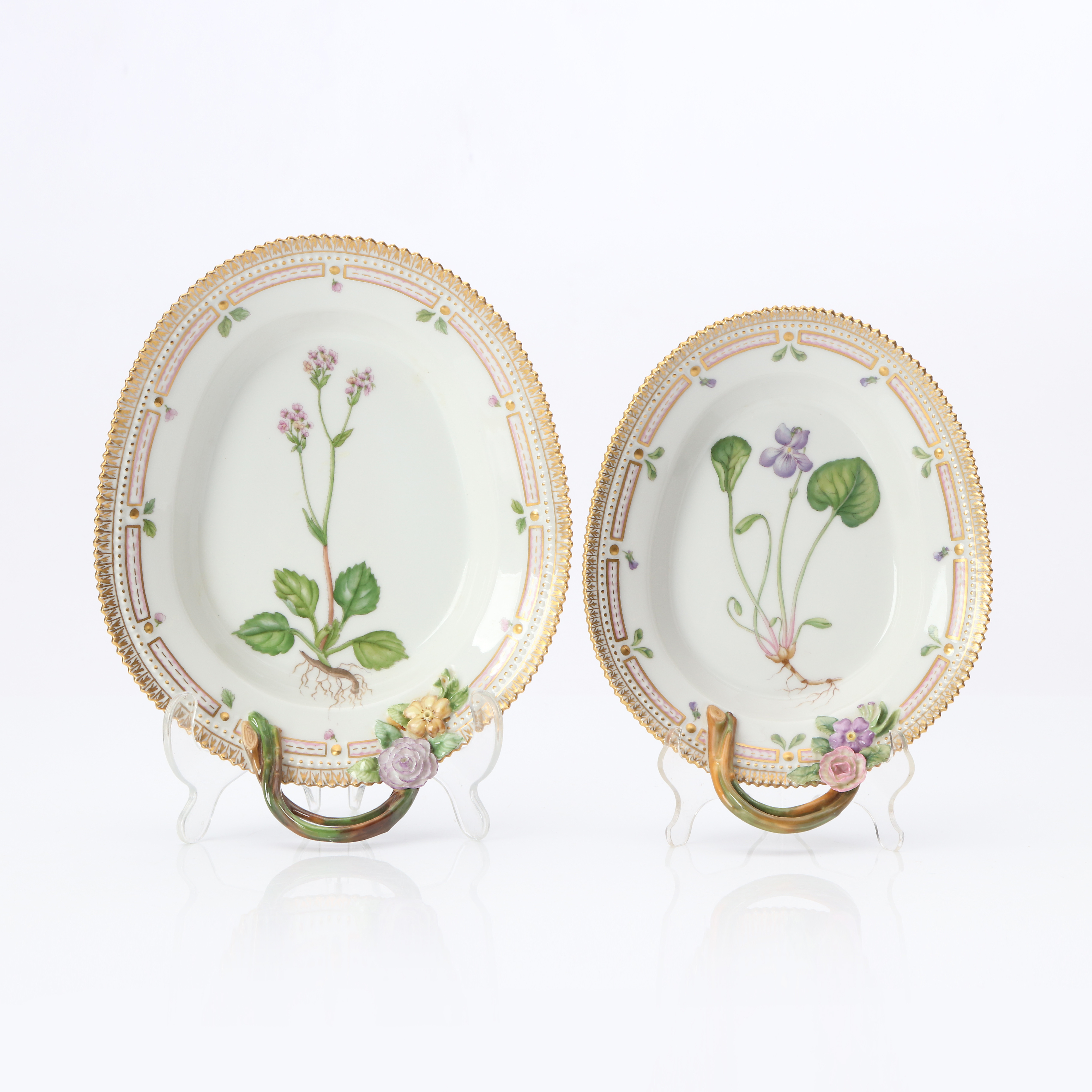 FLORA DANICA, SERVERINGSFAT MED HÄNKLAR, TVÅ ST. Porslin med polykrom samt förgylld dekor. Royal Copenhagen, nr 20 3540 och 20 3541.
