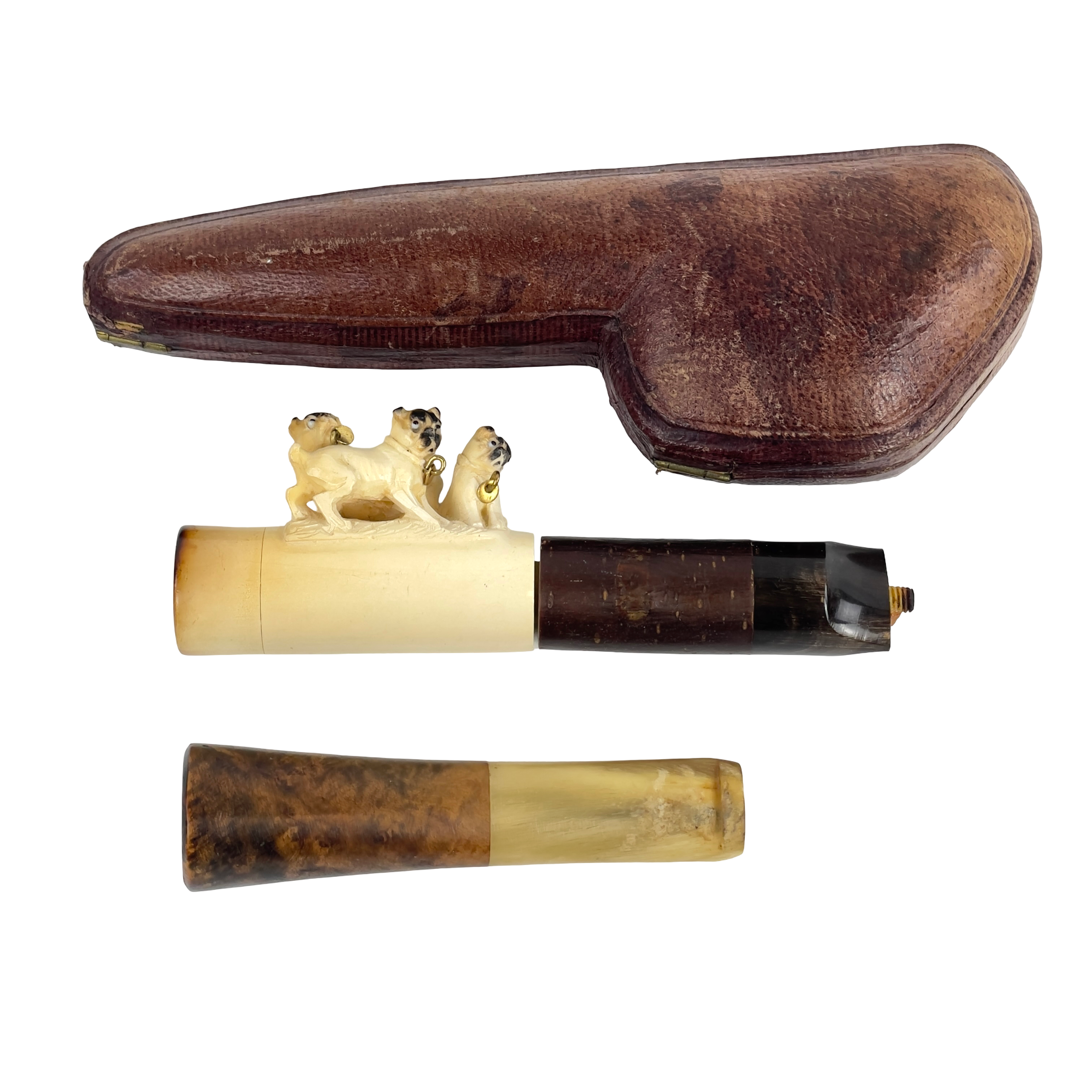 PIPA, ben med dekor av hundar, i fodral samt MUNSTYCKE till pipa.