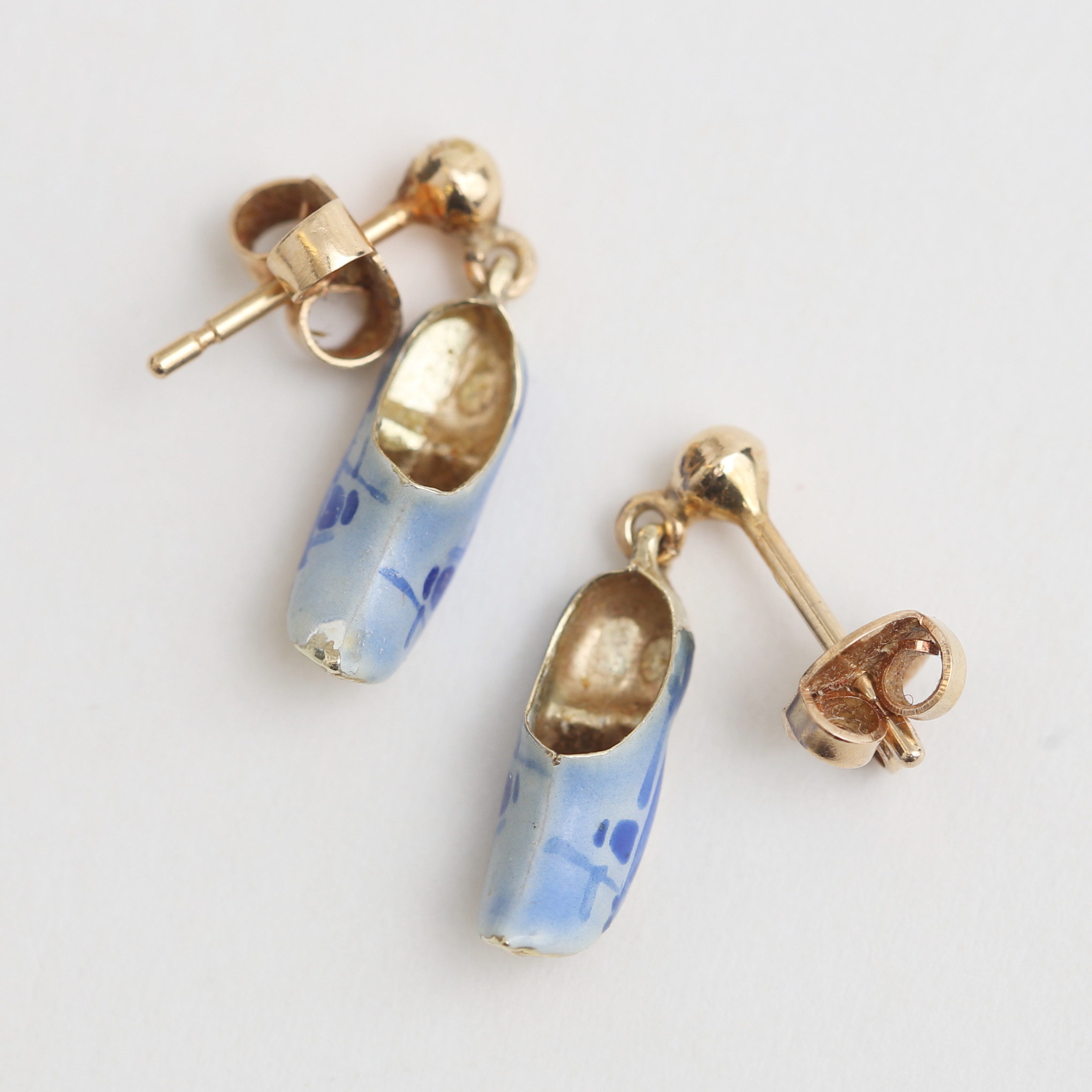 ÖRHÄNGE, ett par, 14 / 18 k guld, "Holländska träskor", 1,63 gram, 1975.