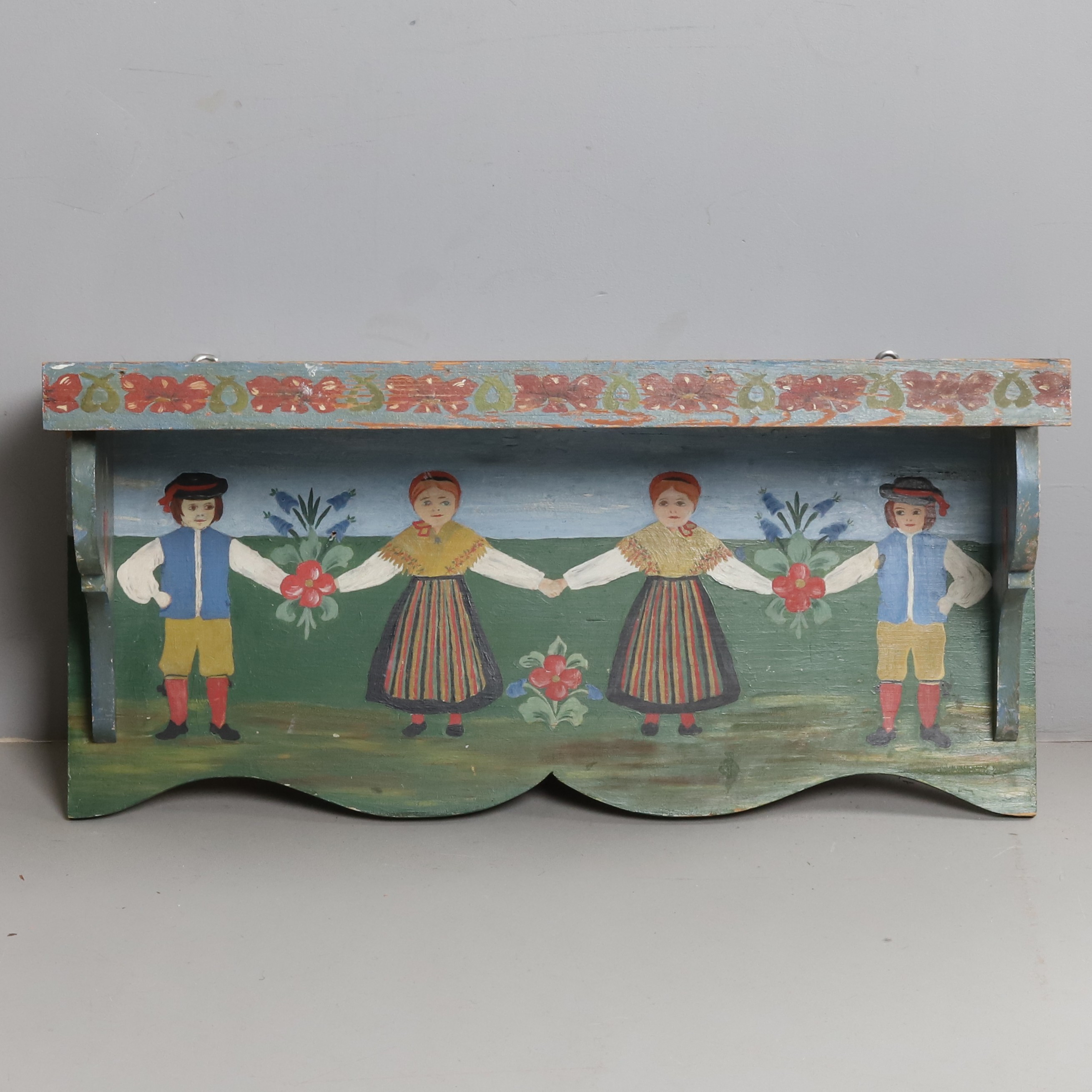 VÄGGHYLLA, trä, bemålad dekor, 1900-talets första hälft.