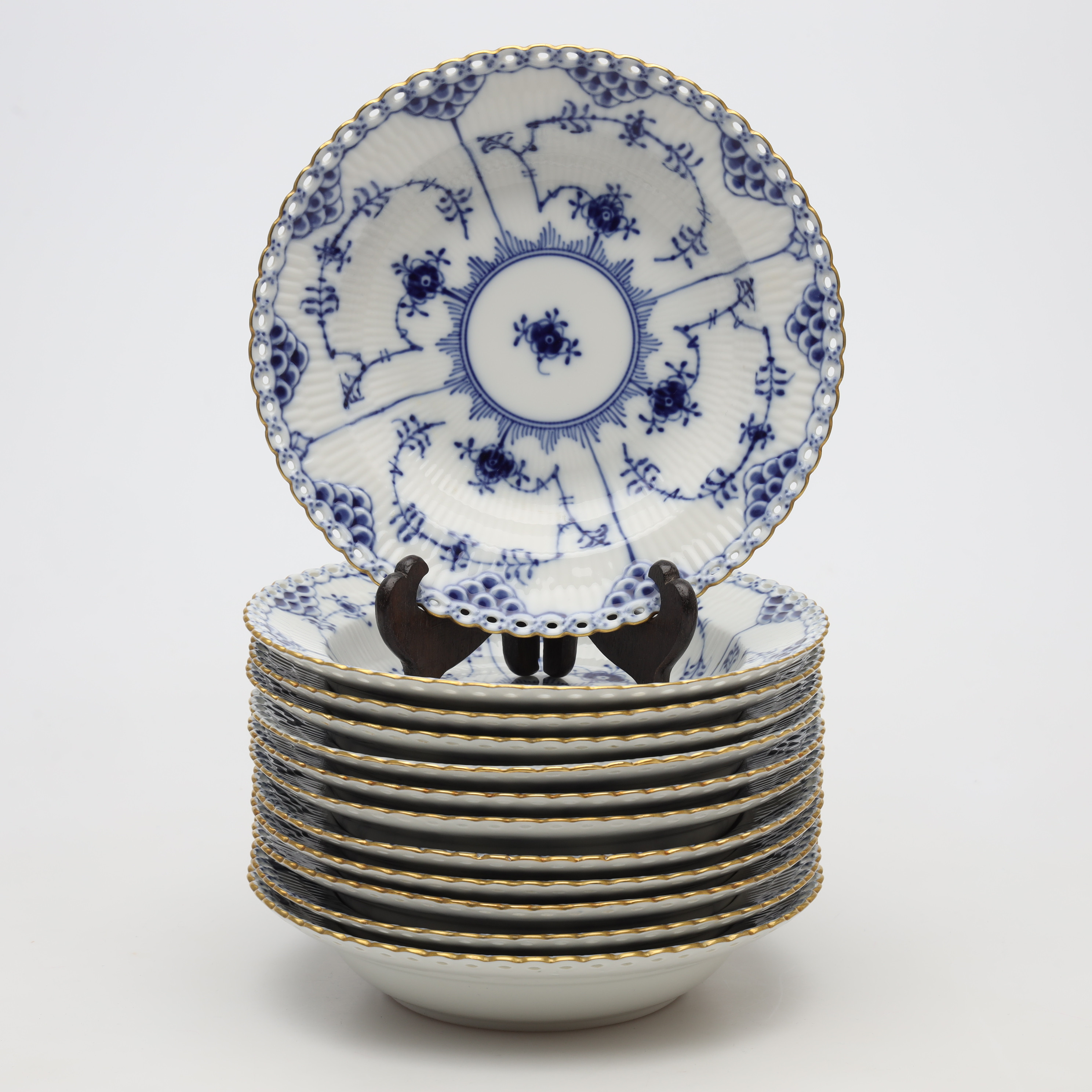 DJUPA TALLRIKAR, 12 stycken, "Musselmalet", nr 1170, helblond, förgylld kant, Royal Copenhagen, Danmark.