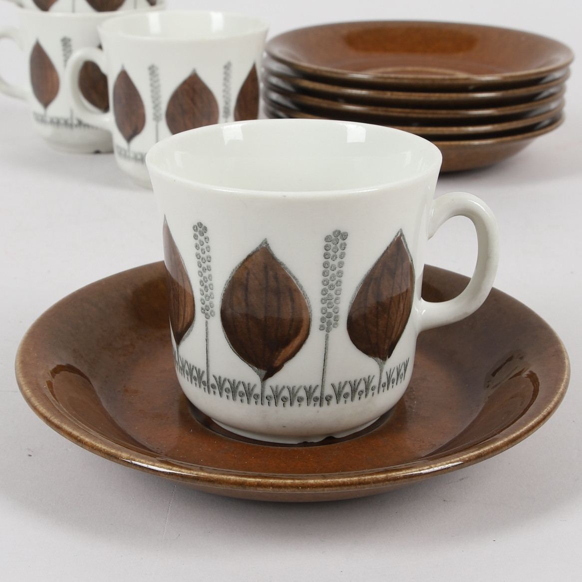 BARBRO LÖFGREN-ÖRTENDAHL. Kaffekoppar med fat, 10 delar, porslin, "Groblad", Gefle Porslinsfabrik, 1960-tal.