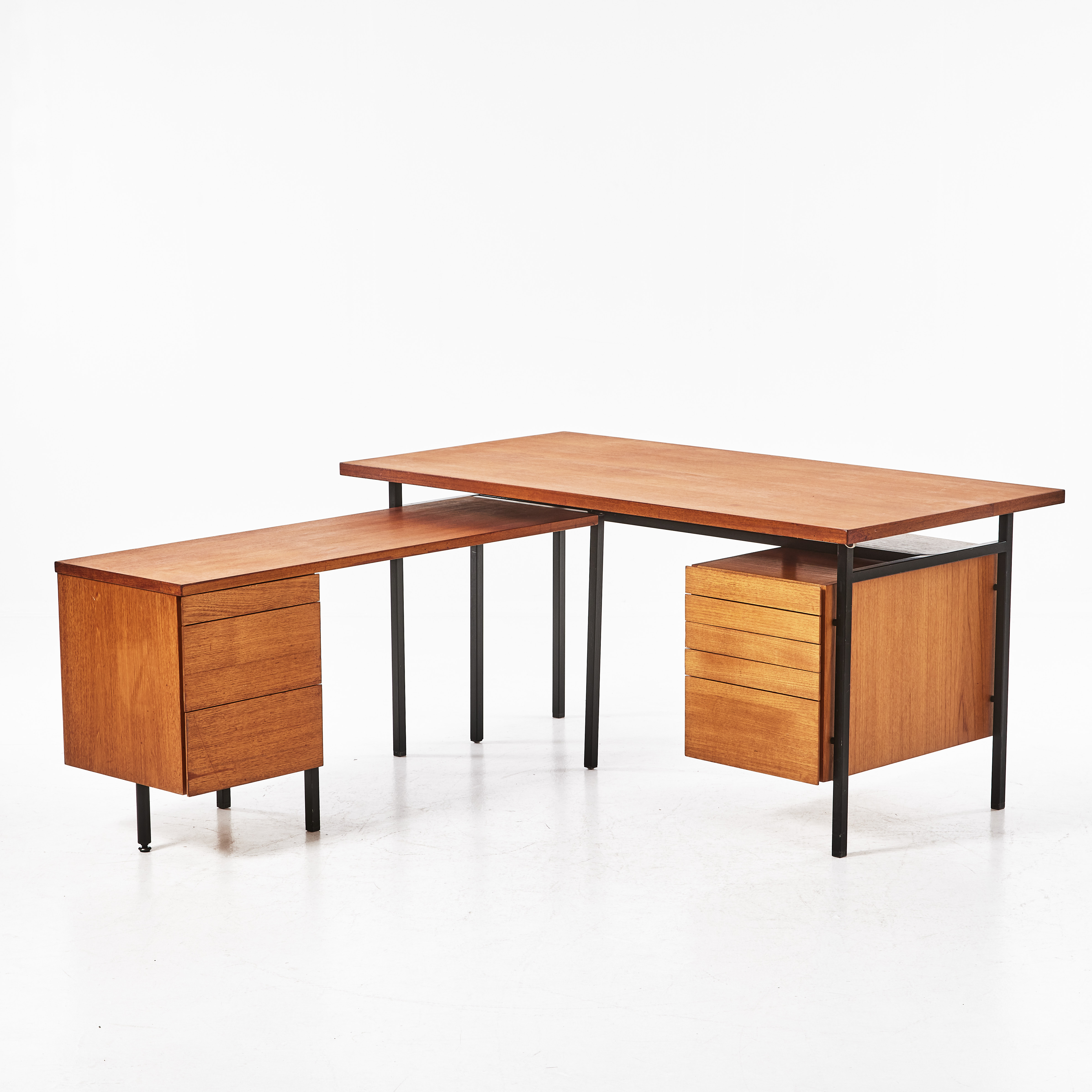 KNOLL INTERNATIONAL, skrivbord modell 578-019, 1960-tal, i två delar, tillverkad av Nordiska Kompaniet, skyltmärkt.