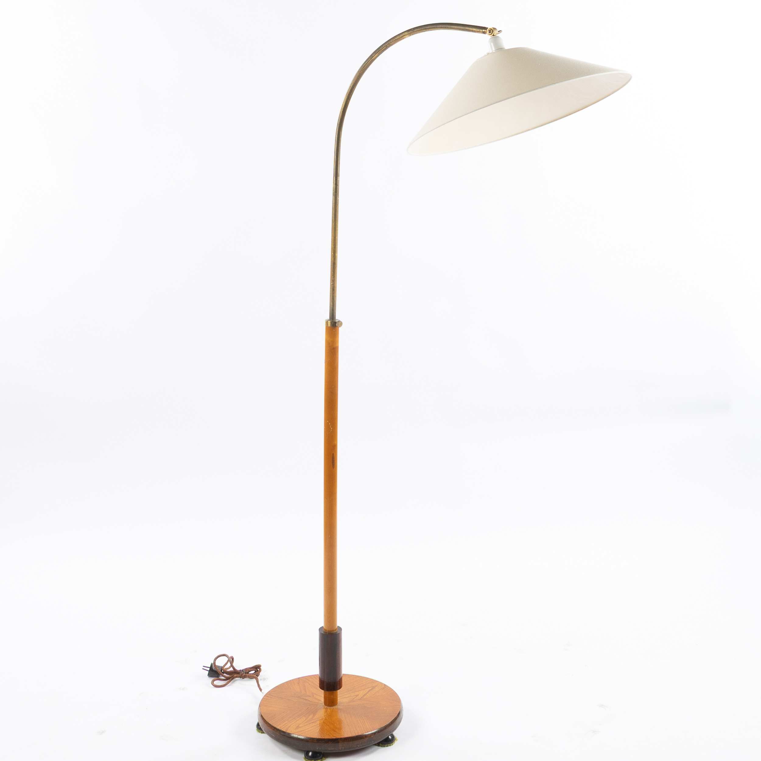 GOLVLAMPA, trä samt mässing, Swedish modern, 1940-tal.