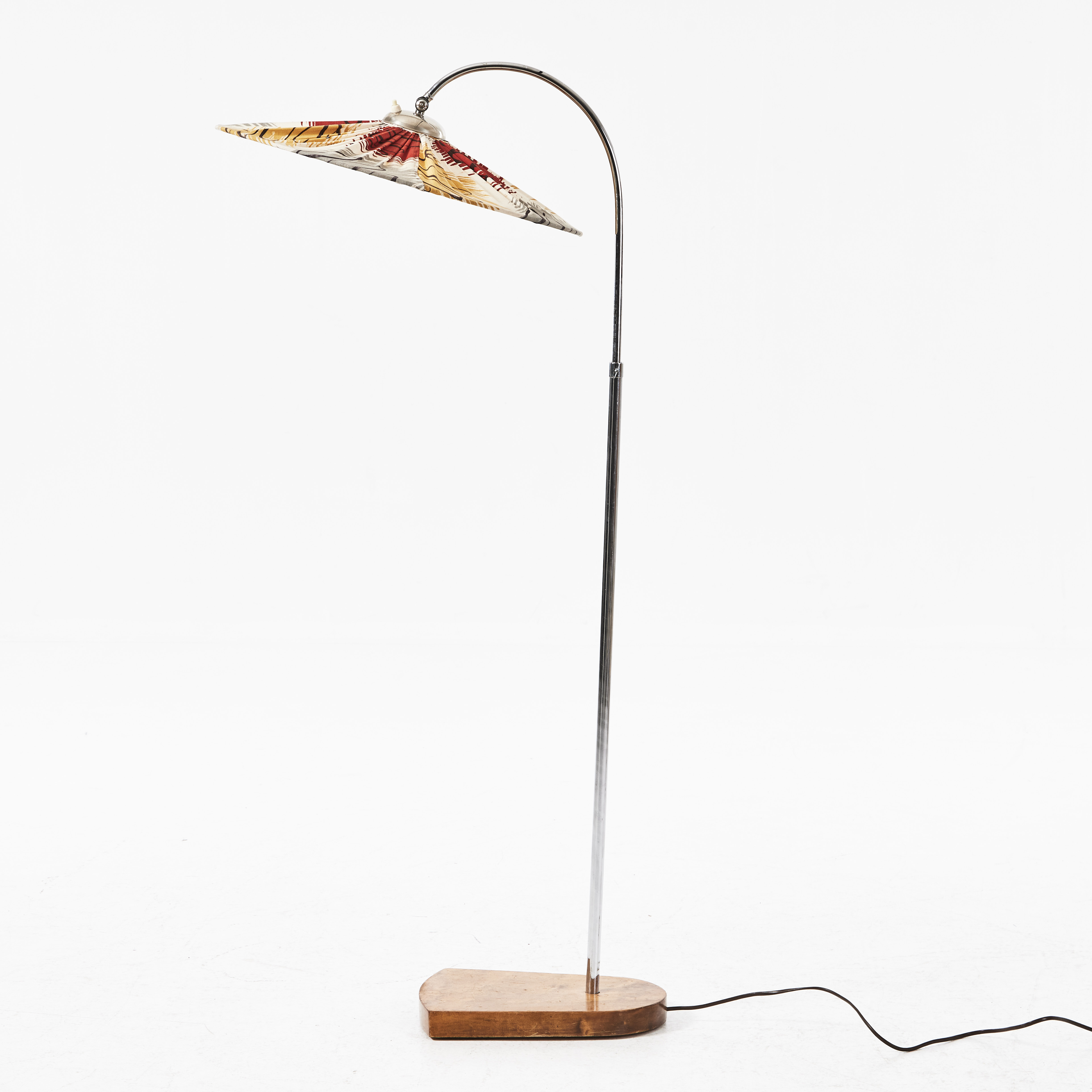 GOLVLAMPA, 1030/40-tal, fot av förkromad metall på träplatta. textilklädd skärm. Höj- och sänkbar.