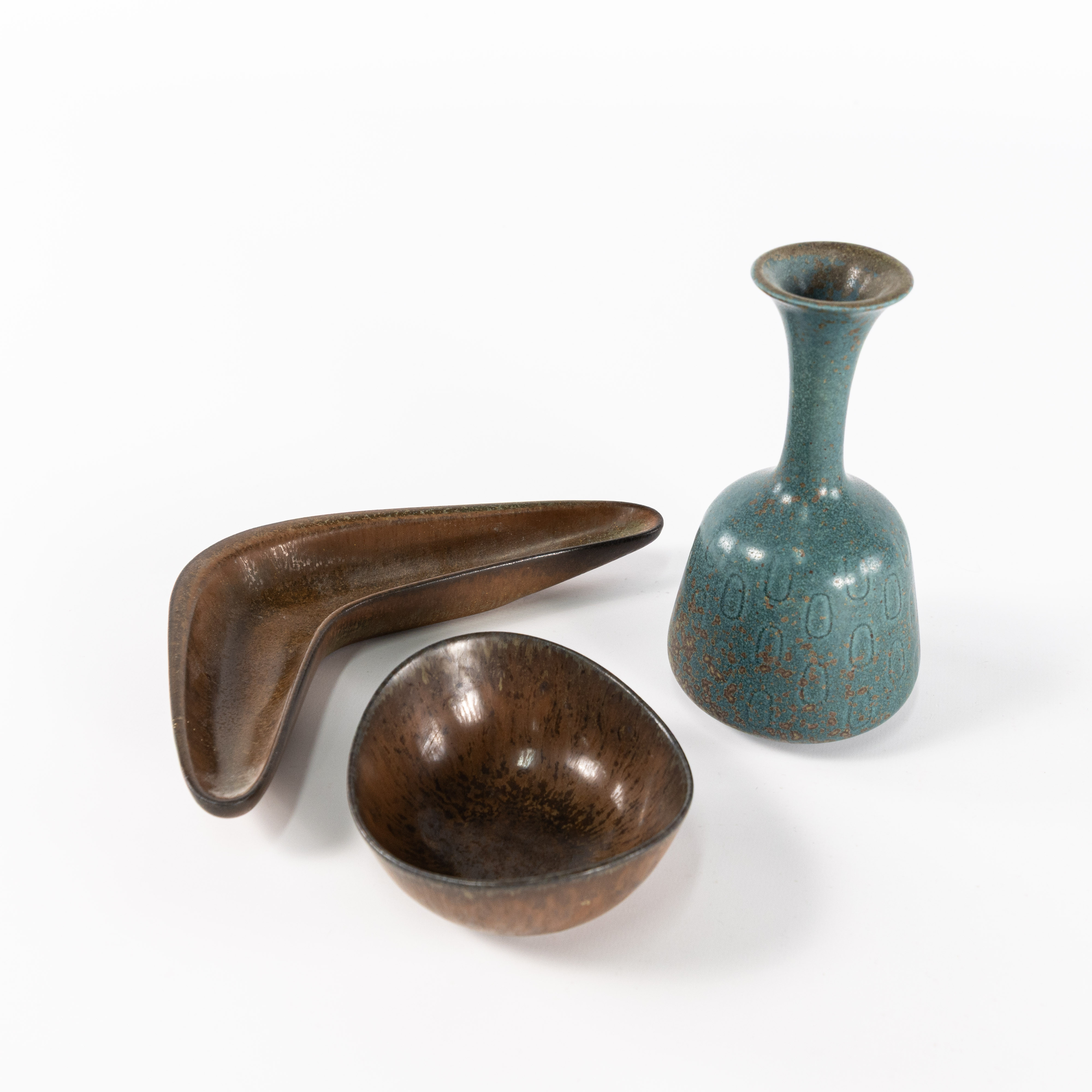 GUNNAR NYLUND. stengodsföremål, 3 st, signerade, Rörstrand, högsta 15,5 cm.