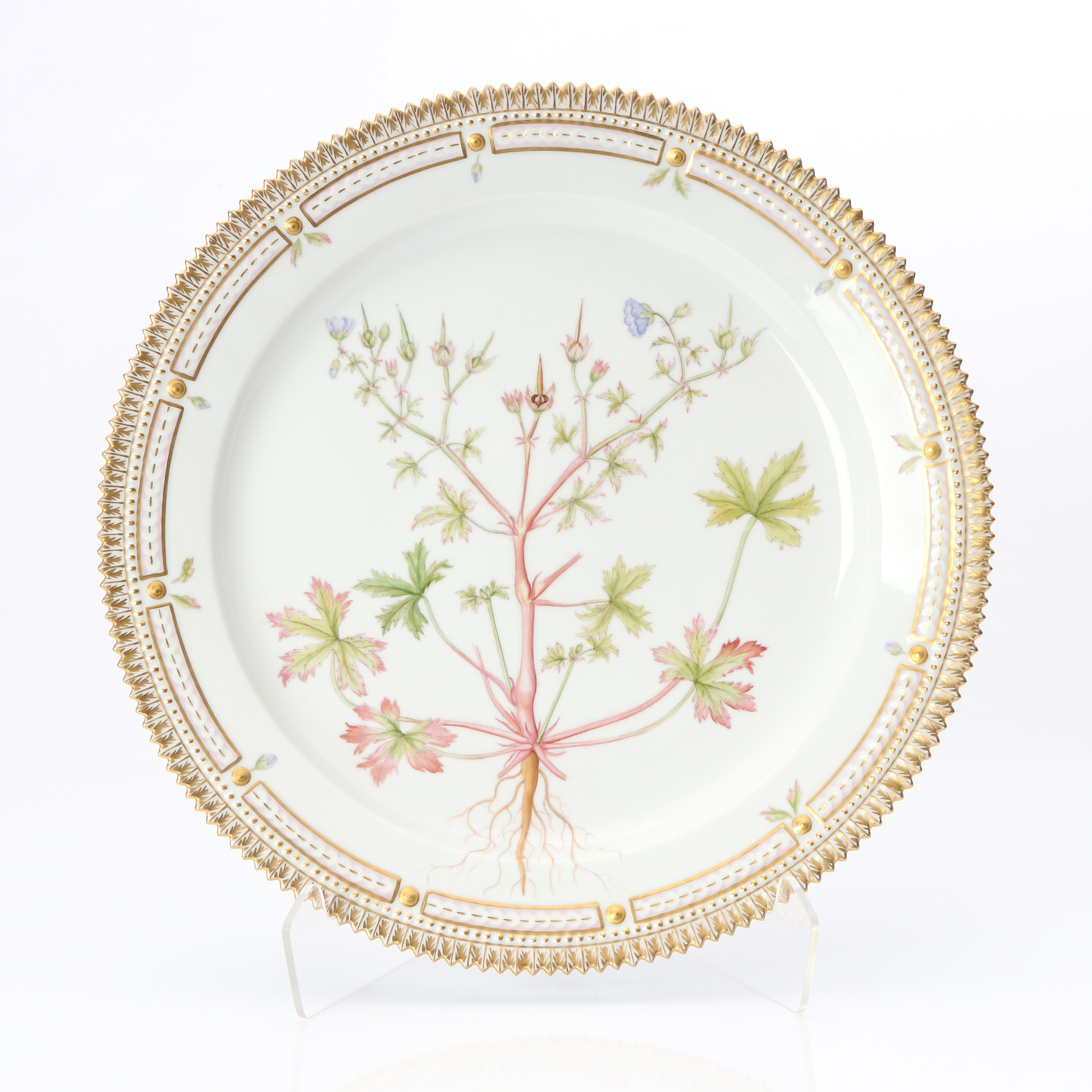 FLORA DANICA, FAT. Porslin med polykrom samt förgylld dekor. Royal Copenhagen, nr 20/3525.