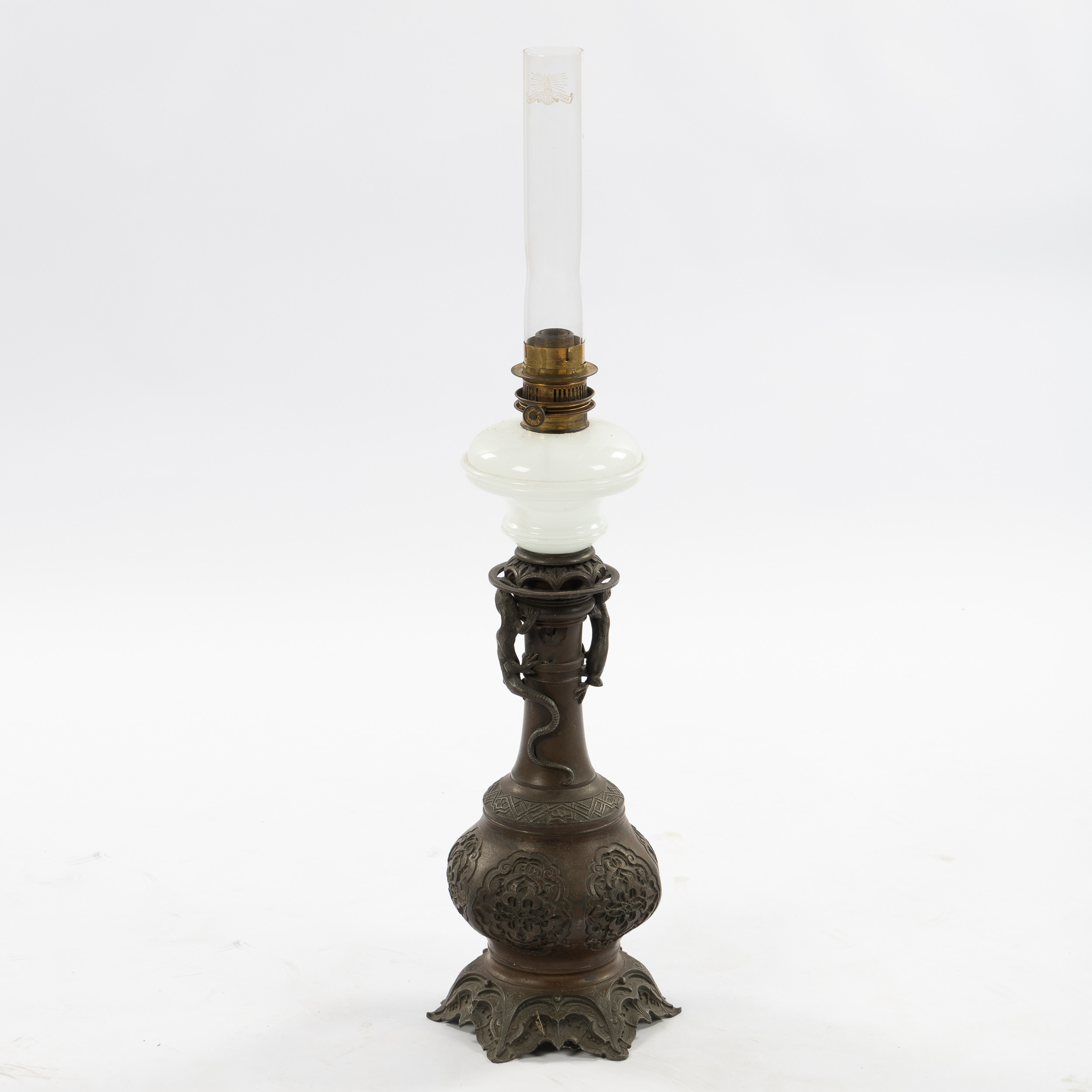 BORDSFOTOGENLAMPA, patinerad metall, dekor med salamandrar, omkring sekelskiftet 1900.