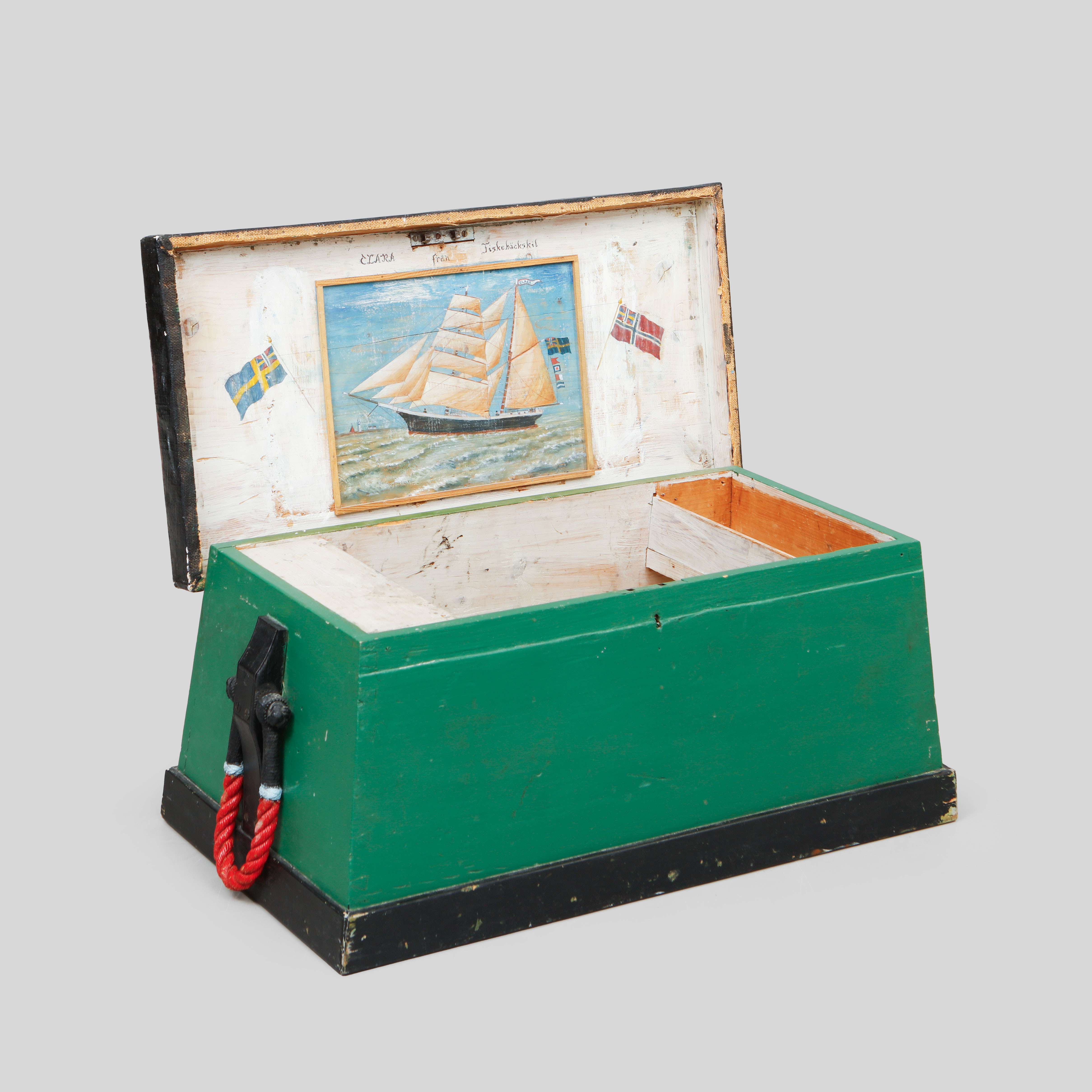 SJÖMANSKISTA, skeppsporträtt målad på insida av lock. "Clara" från Fiskebäckskil.