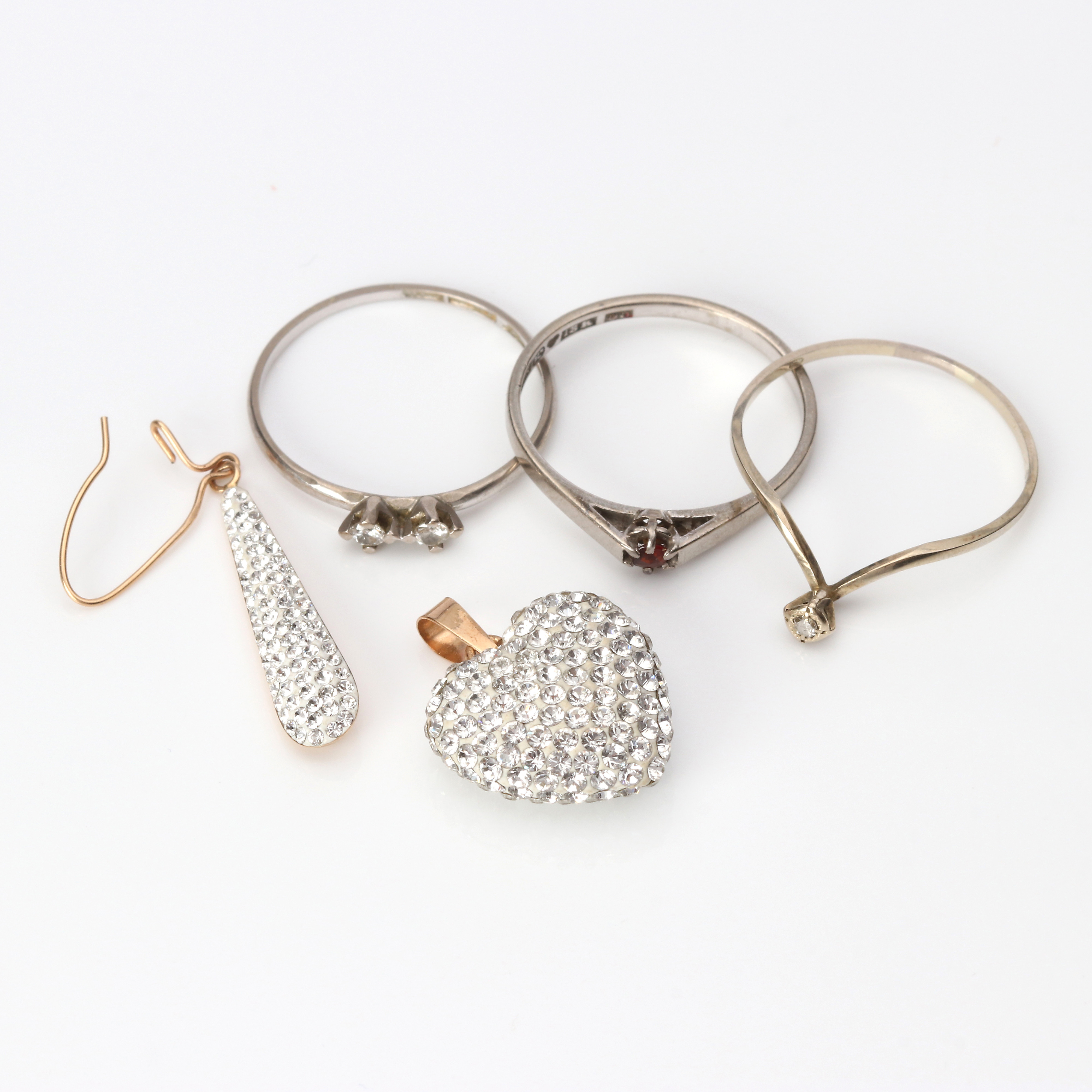 GULDSMYCKEN, FEM ST. 18k guld med små diamanter mm.