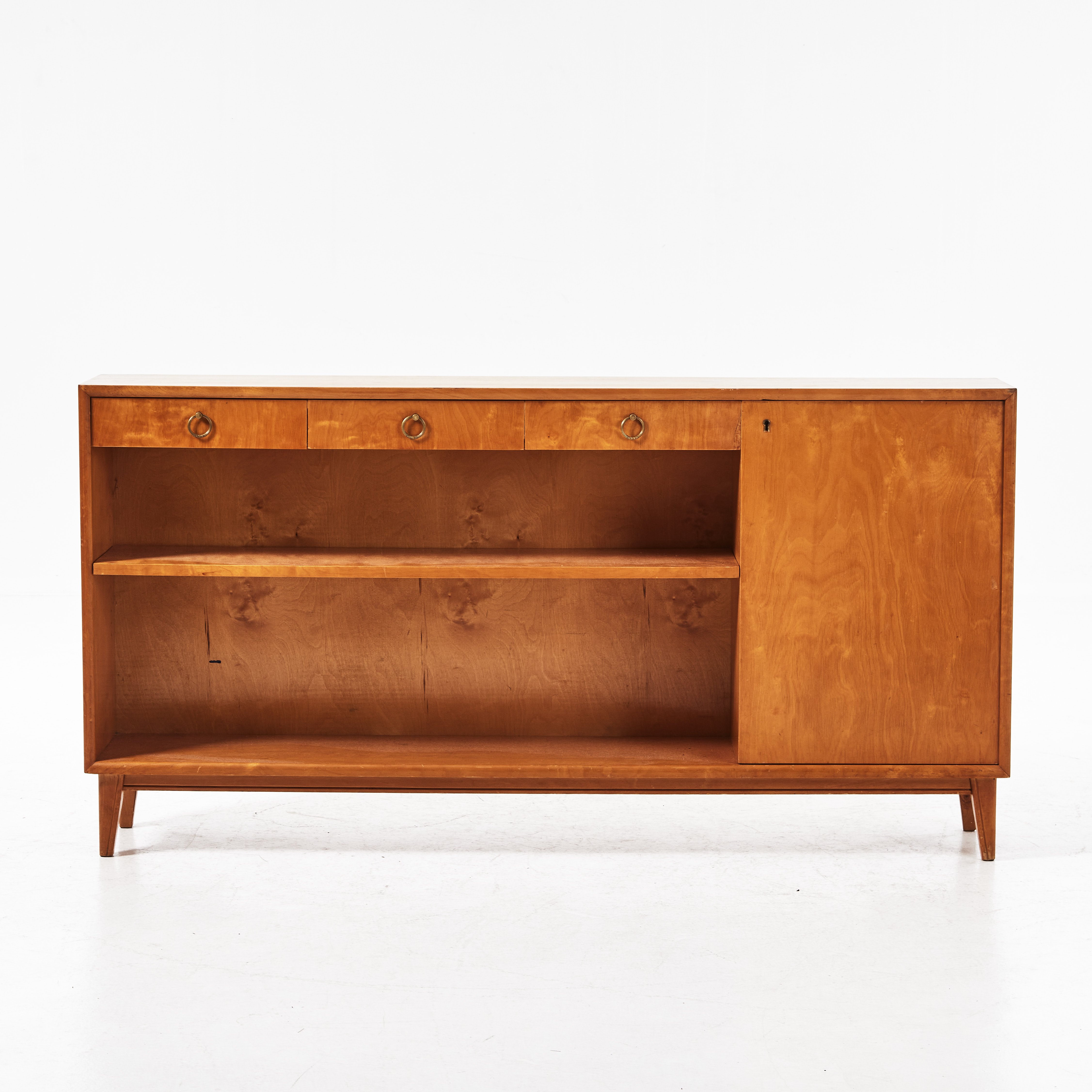 HYLLA, med skåpsdel, 1940-tal, björk, med beslag av mässing.