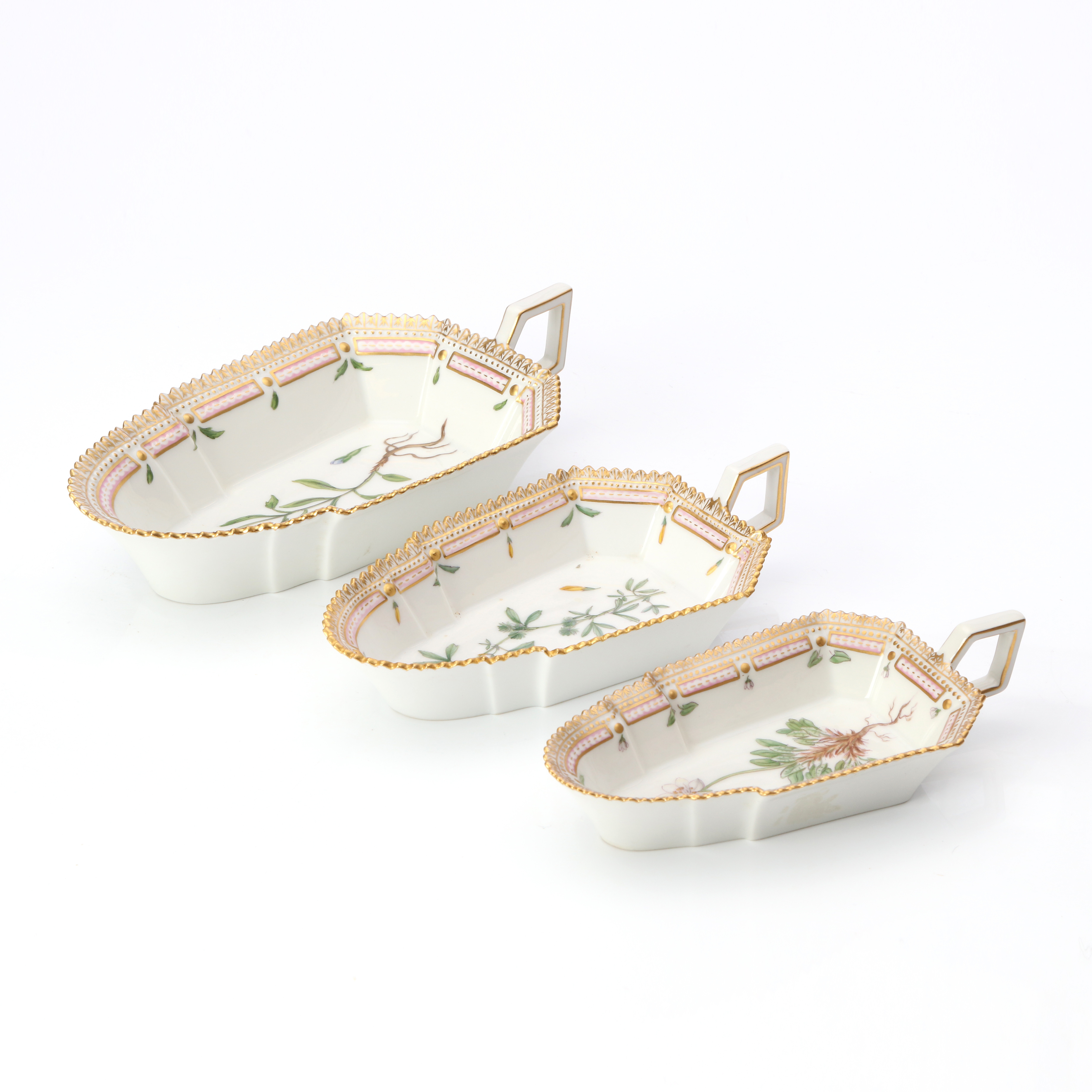 FLORA DANICA, SERVERINGSSKÅLAR MED HANDTAG, TRE ST. Porslin med polykrom samt förgylld dekor. Royal Copenhagen, nr 20 3542, 20 3543 och 20 3544.