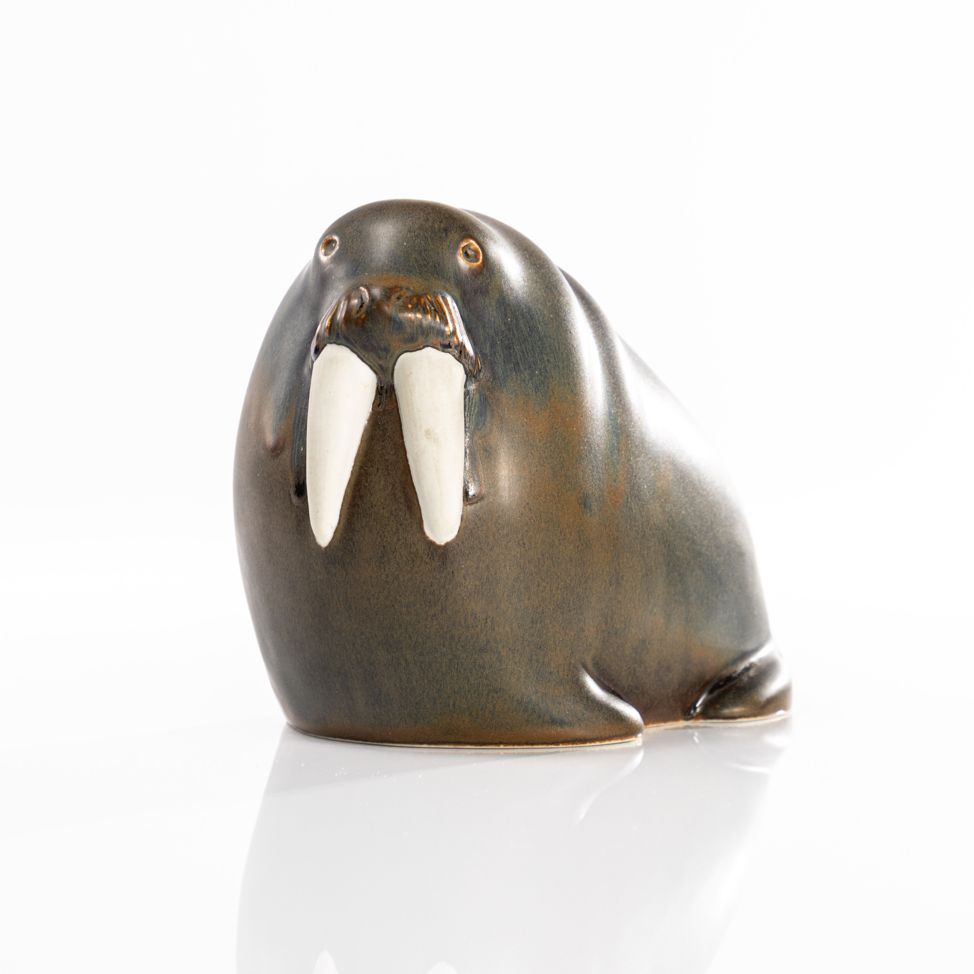 TAISTO KAASINEN, figurin, stengods, valross, Arabia, Finland, höjd 14,5 cm.