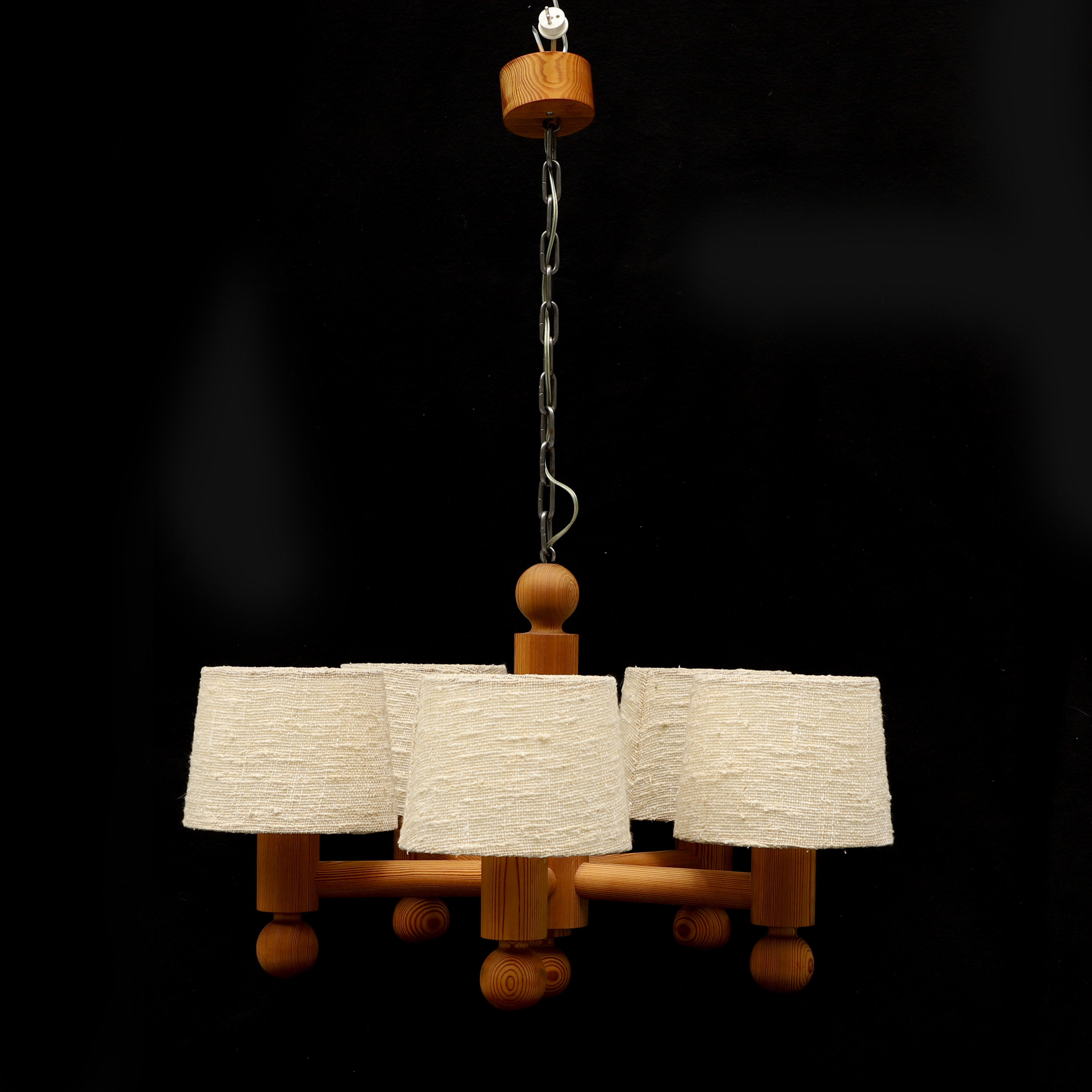 TAKLAMPA, "Pinus", Luxus, Vittsjö, furu, kupor i semiopak plats, skärmar i textil. 1970-tal.