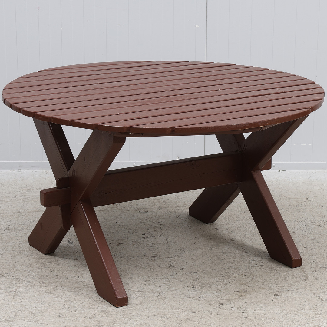 TRÄDGÅRDSBORD, runt, bemålat trä, 1900-talets senare hälft.