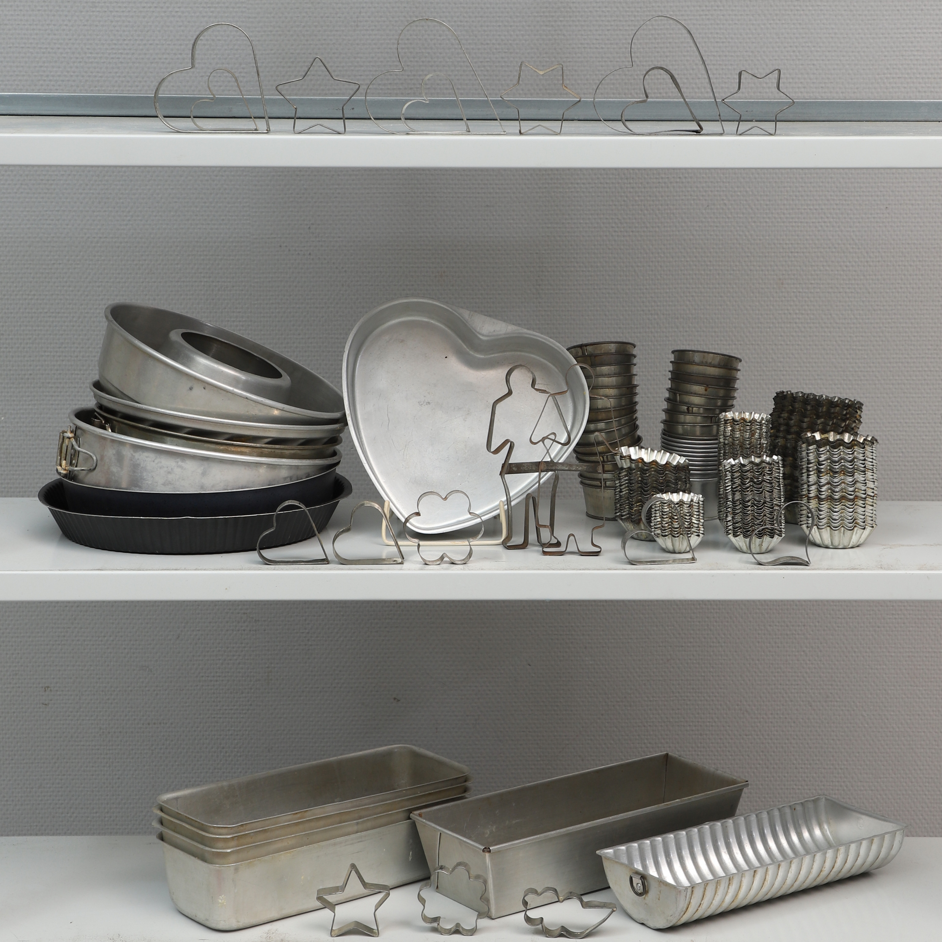 BAKFORMAR, ca 210 st, metall, bl.a. mandelmusselformar & springformar, 1900-tal.