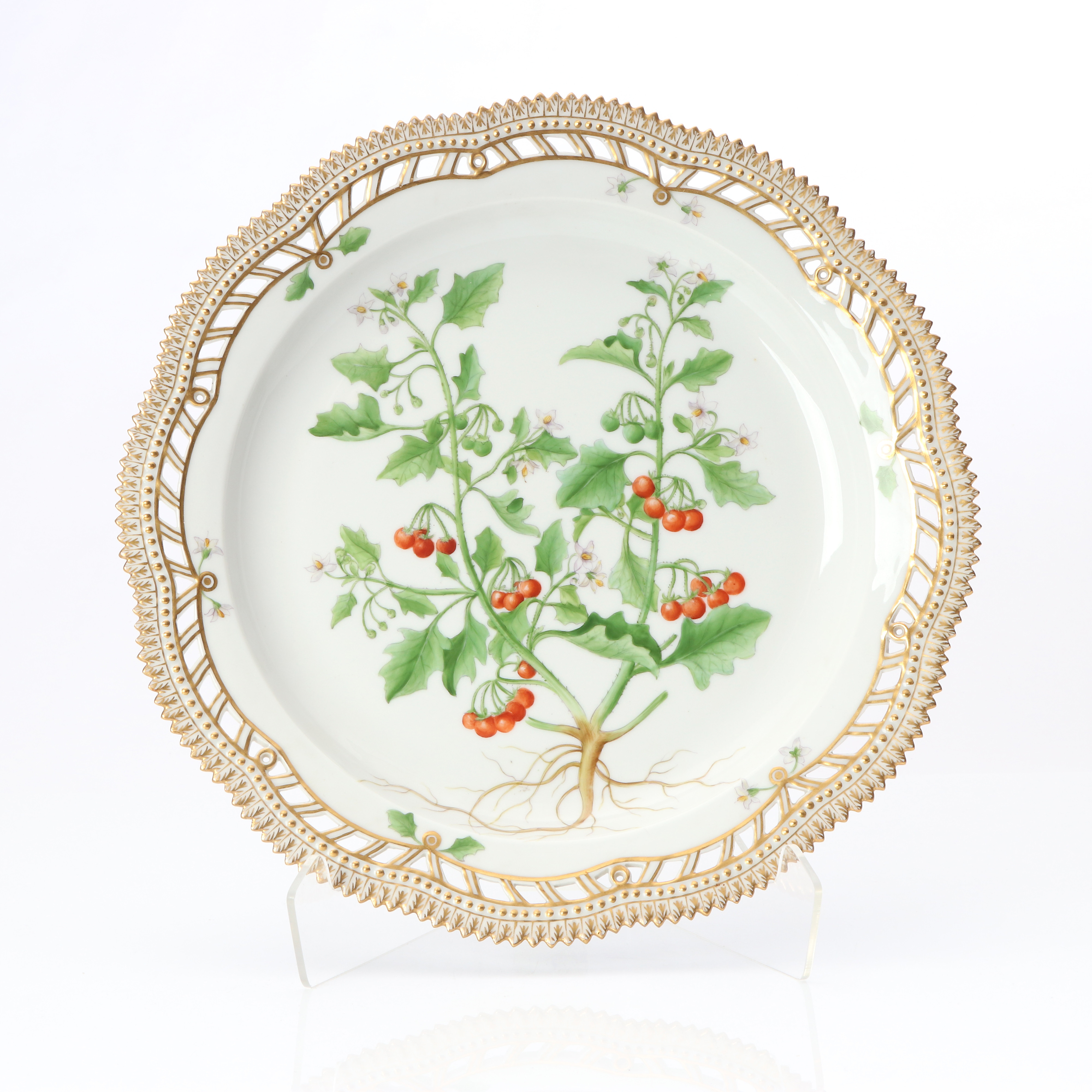 FLORA DANICA, FAT MED GENOMBRUTEN KANT. Porslin med polykrom samt förgylld dekor. Royal Copenhagen, nr 20/3529.