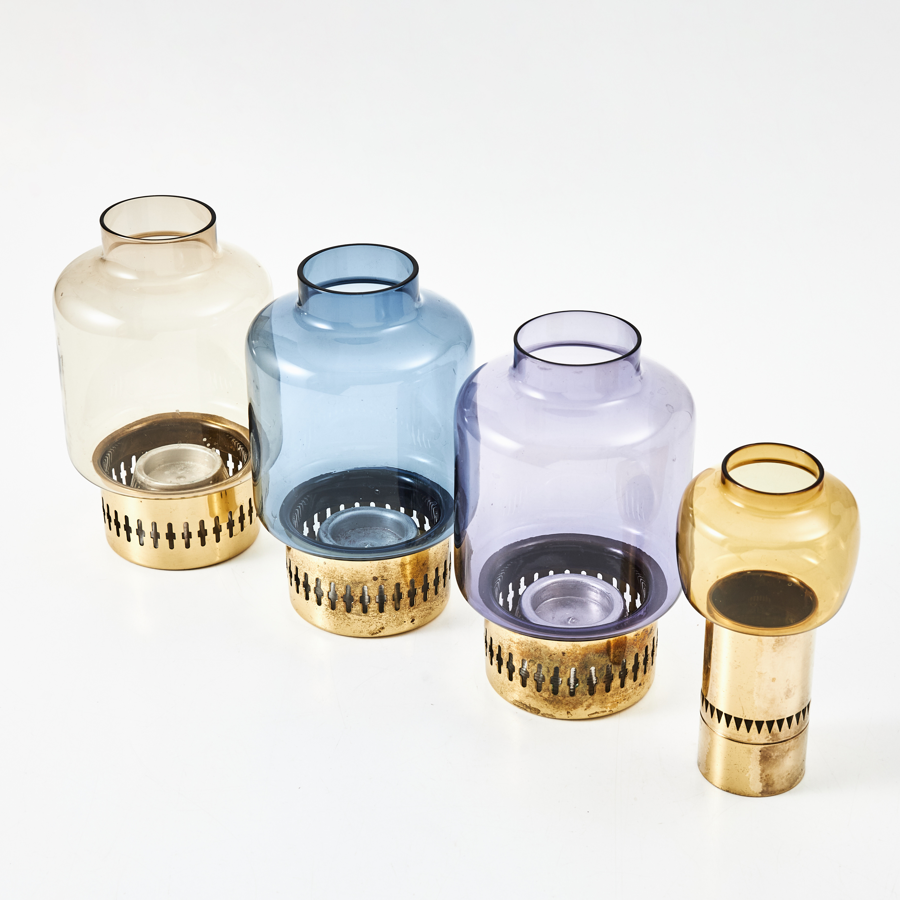 HANS-AGNE JAKOBSSON. Ljuslyktor, 4 st, mässing, glas, delvis modell L 95, Markaryd.