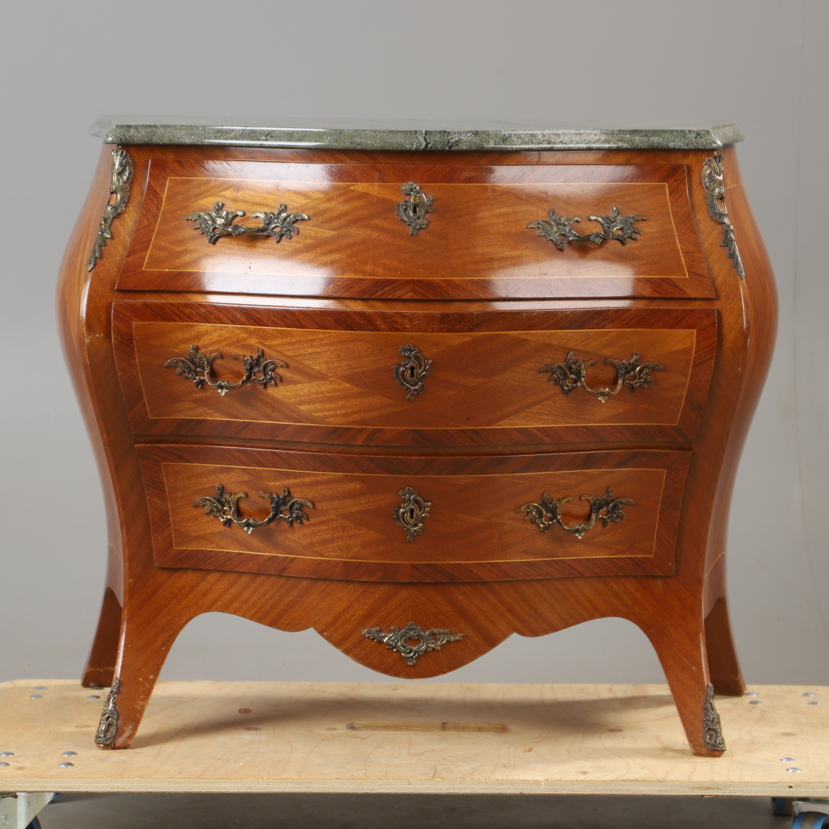 BYRÅ, 3-lådig, mahogny med stenskiva, rokokostil.