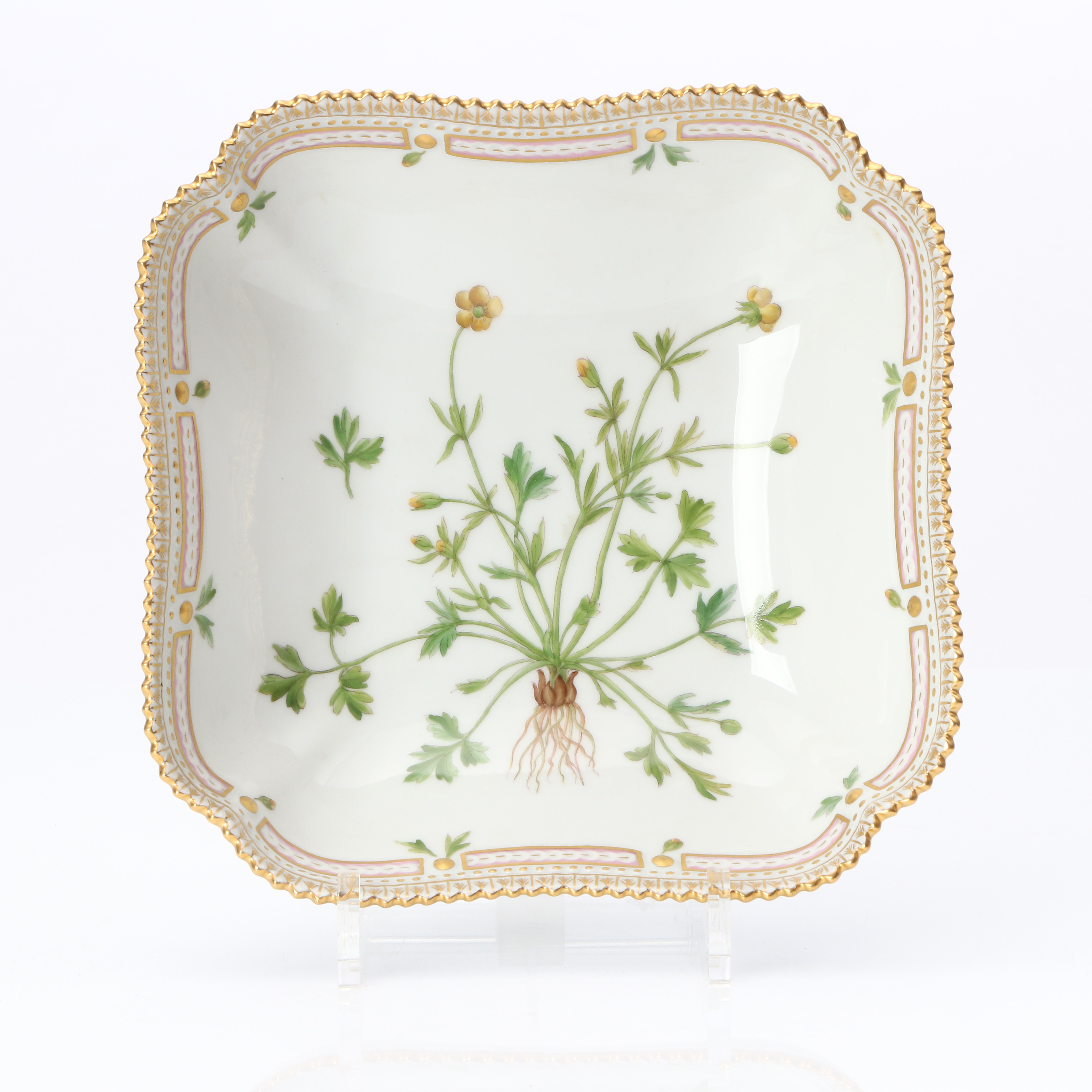 FLORA DANICA, SKÅL. Porslin med polykrom samt förgylld dekor. Royal Copenhagen, nr 20 3510.