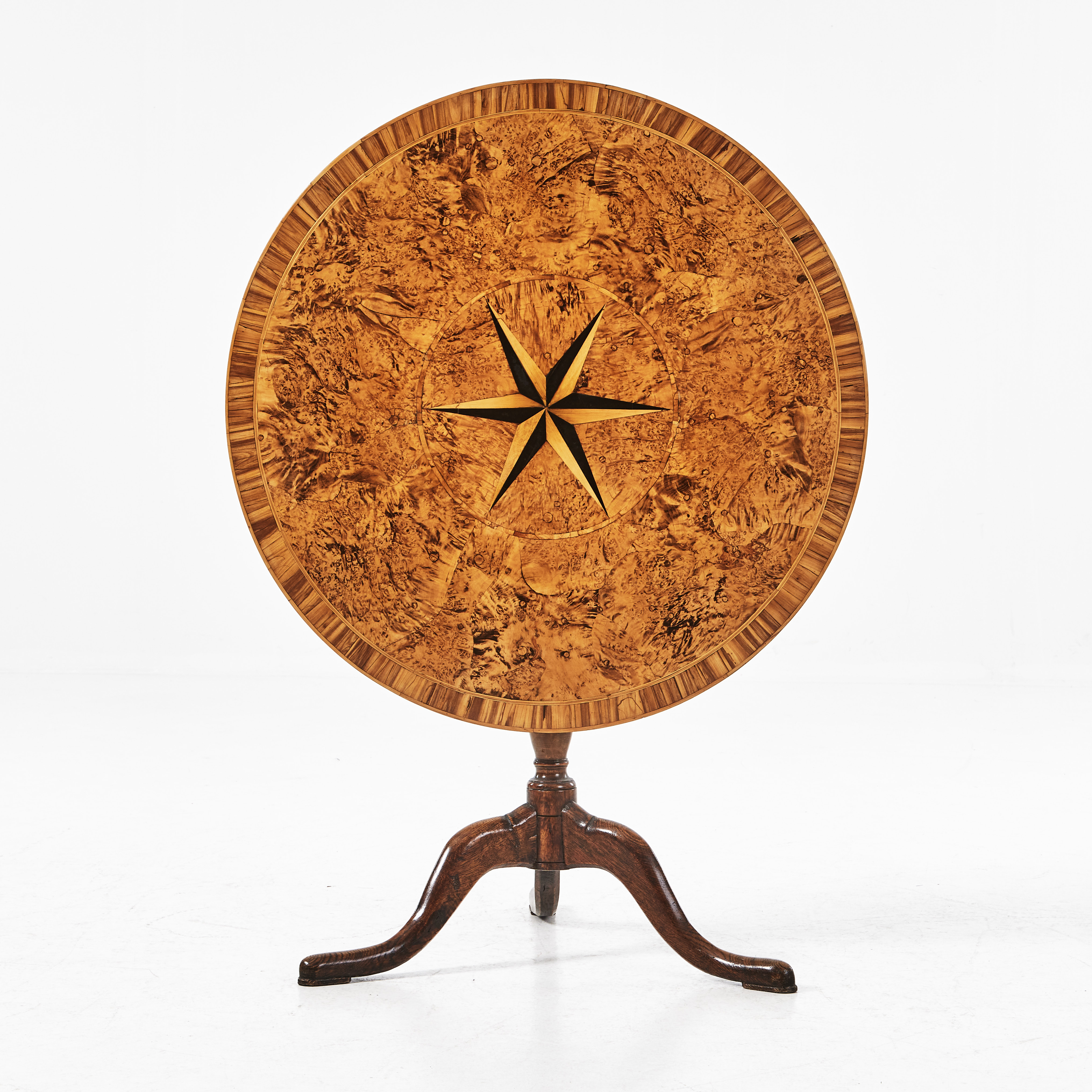 FÄLLBORD, 1800-talets första hälft, Mälardalen, skiva fanerad alrot, med kompassros.