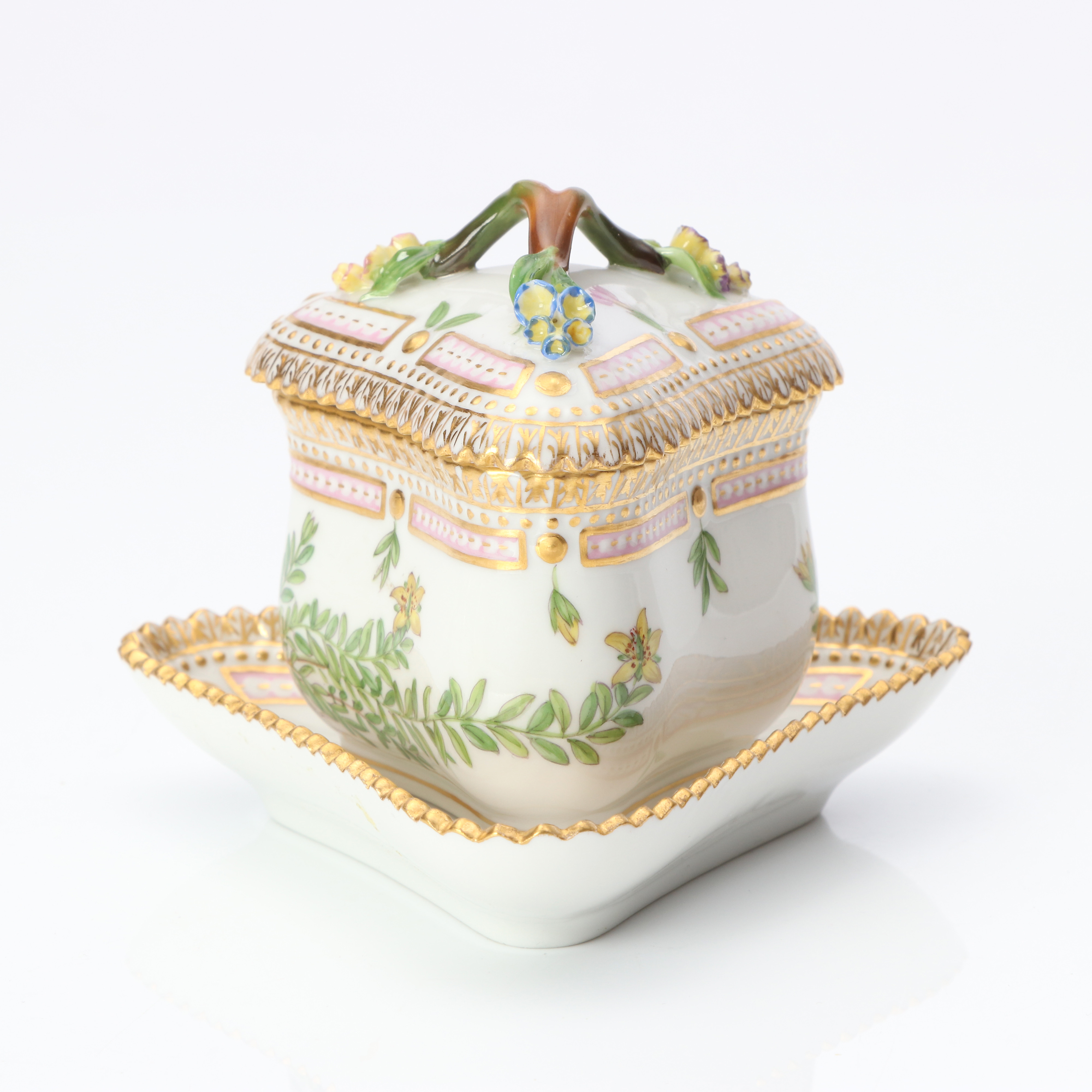 FLORA DANICA, MARMELADBURK MED LOCK OCH FAT. Porslin med polykrom samt förgylld dekor. Royal Copenhagen, nr 20 3575 och 20 3576.
