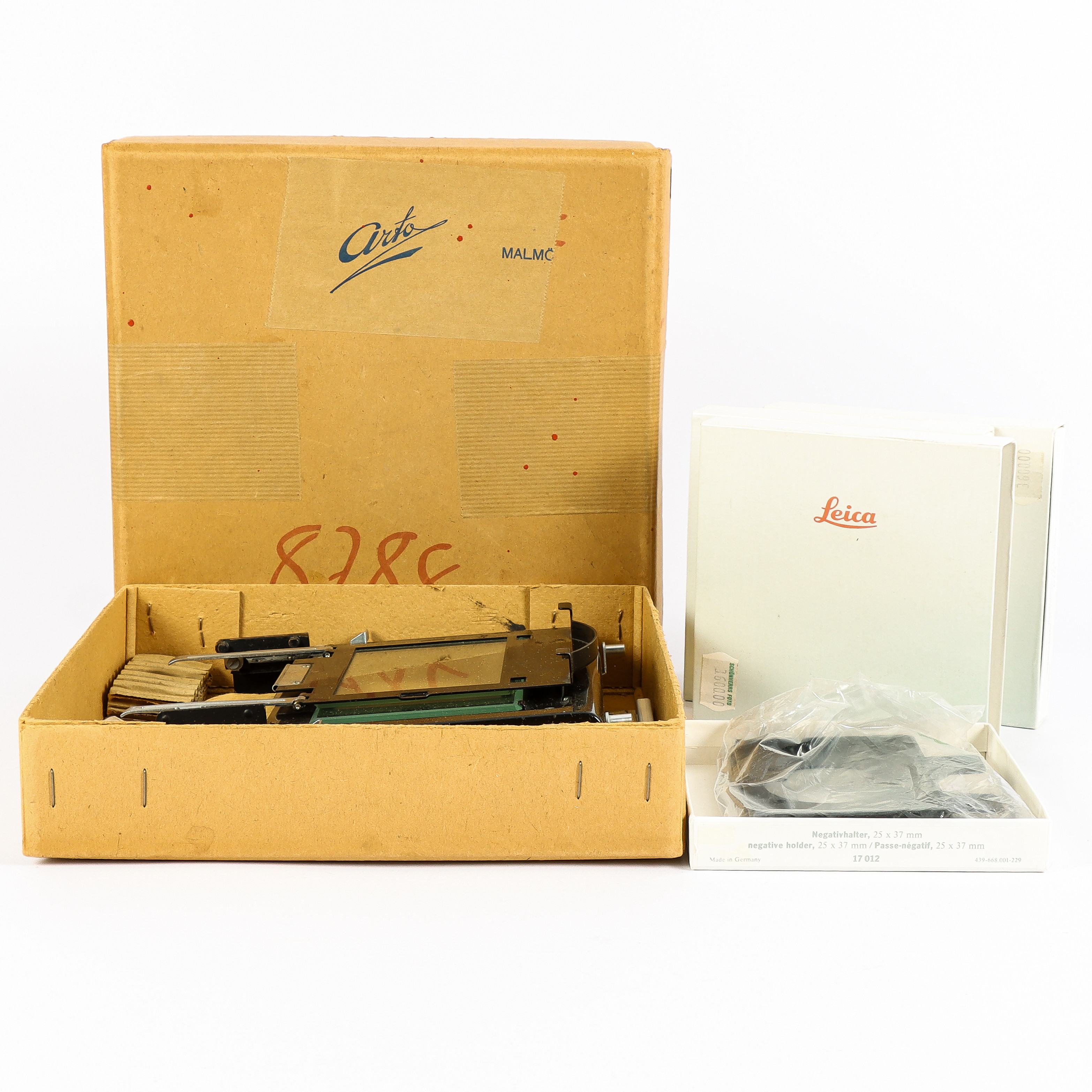 NEGATIVHÅLLARE Leica, modell 17012, 25x37 mm.