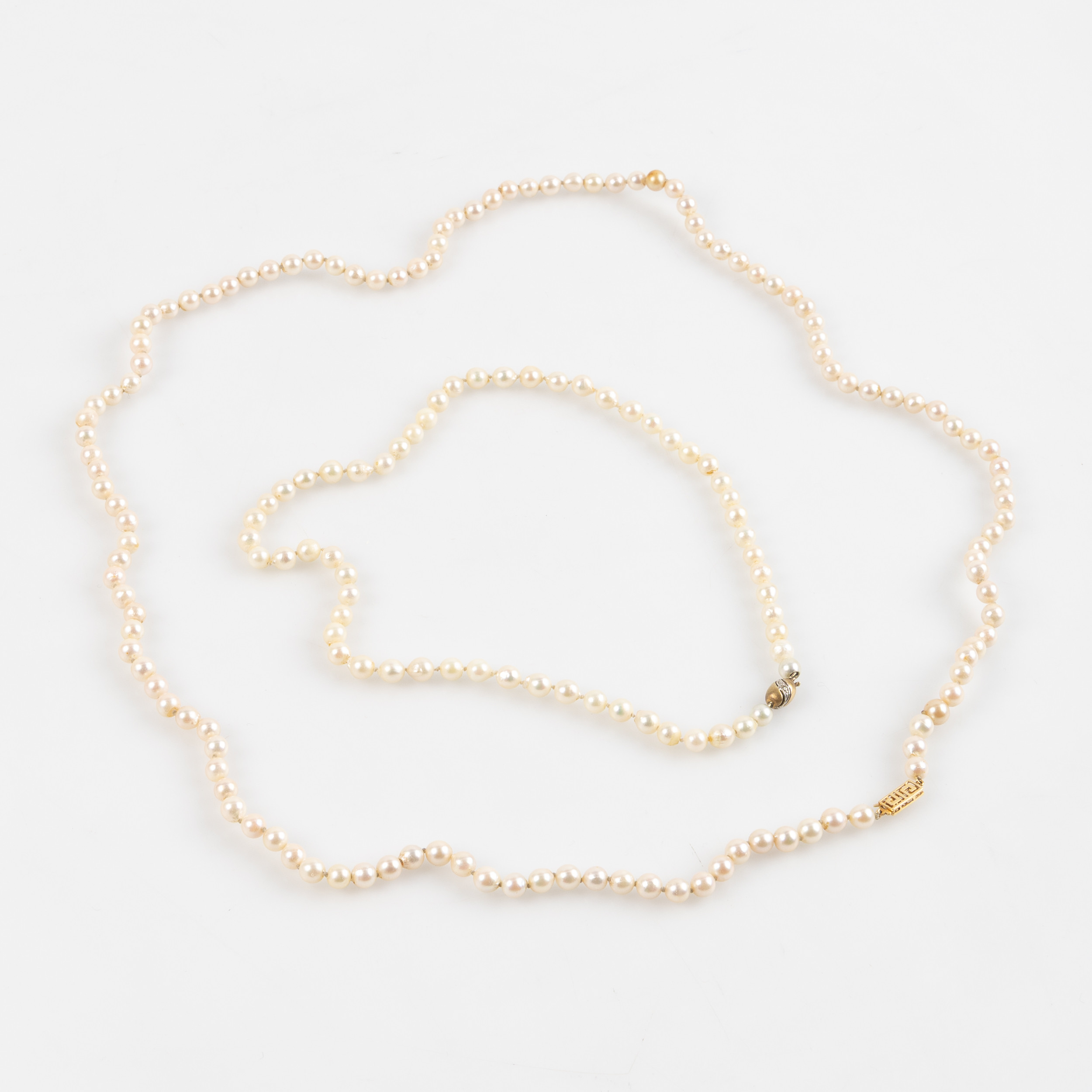 PÄRLCOLLIER, 2 st, lås i 14K / 18K guld, 1900-tal.