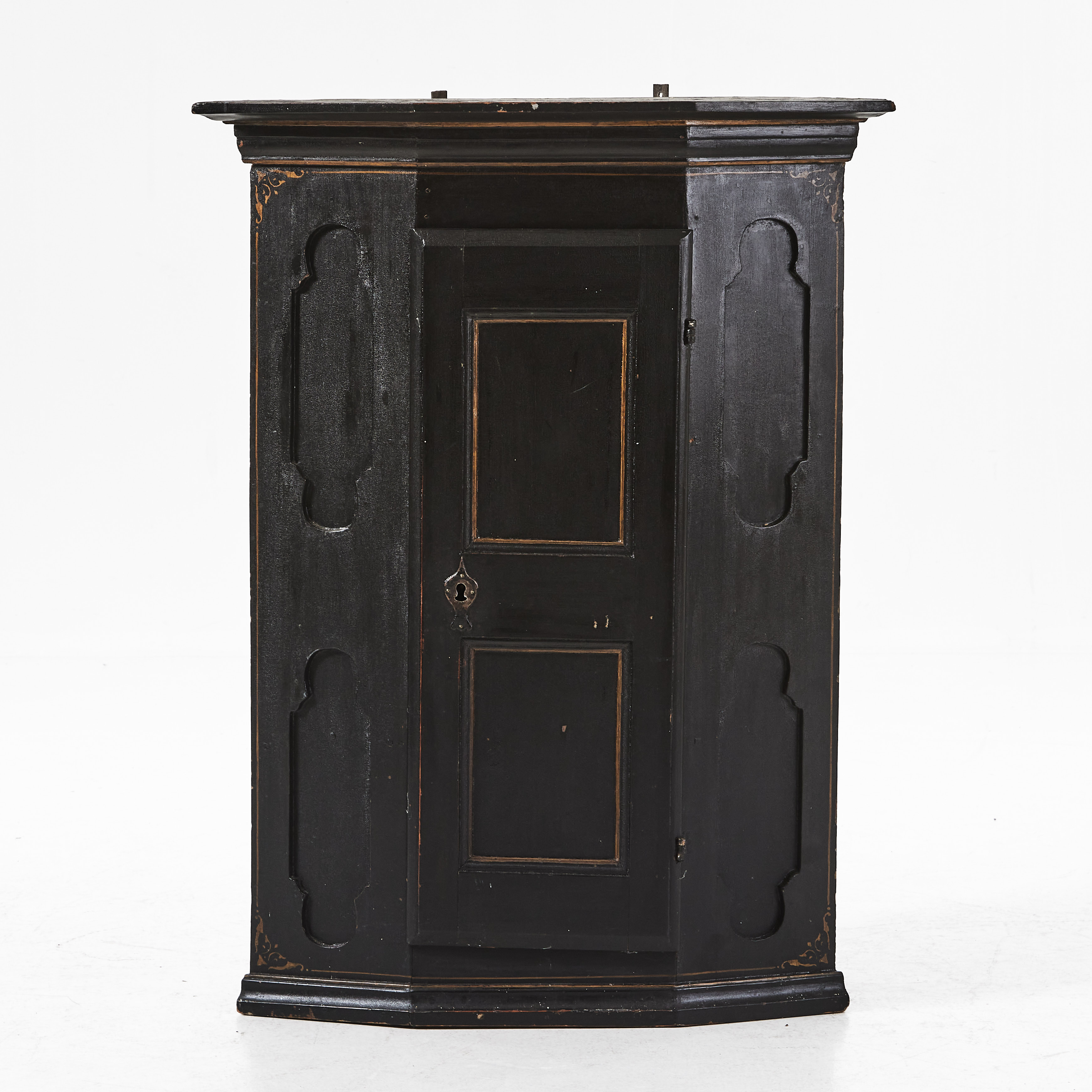 VÄGGHÖRNSKÅP, 1700-tal, barock, svart med bronserad dekor.