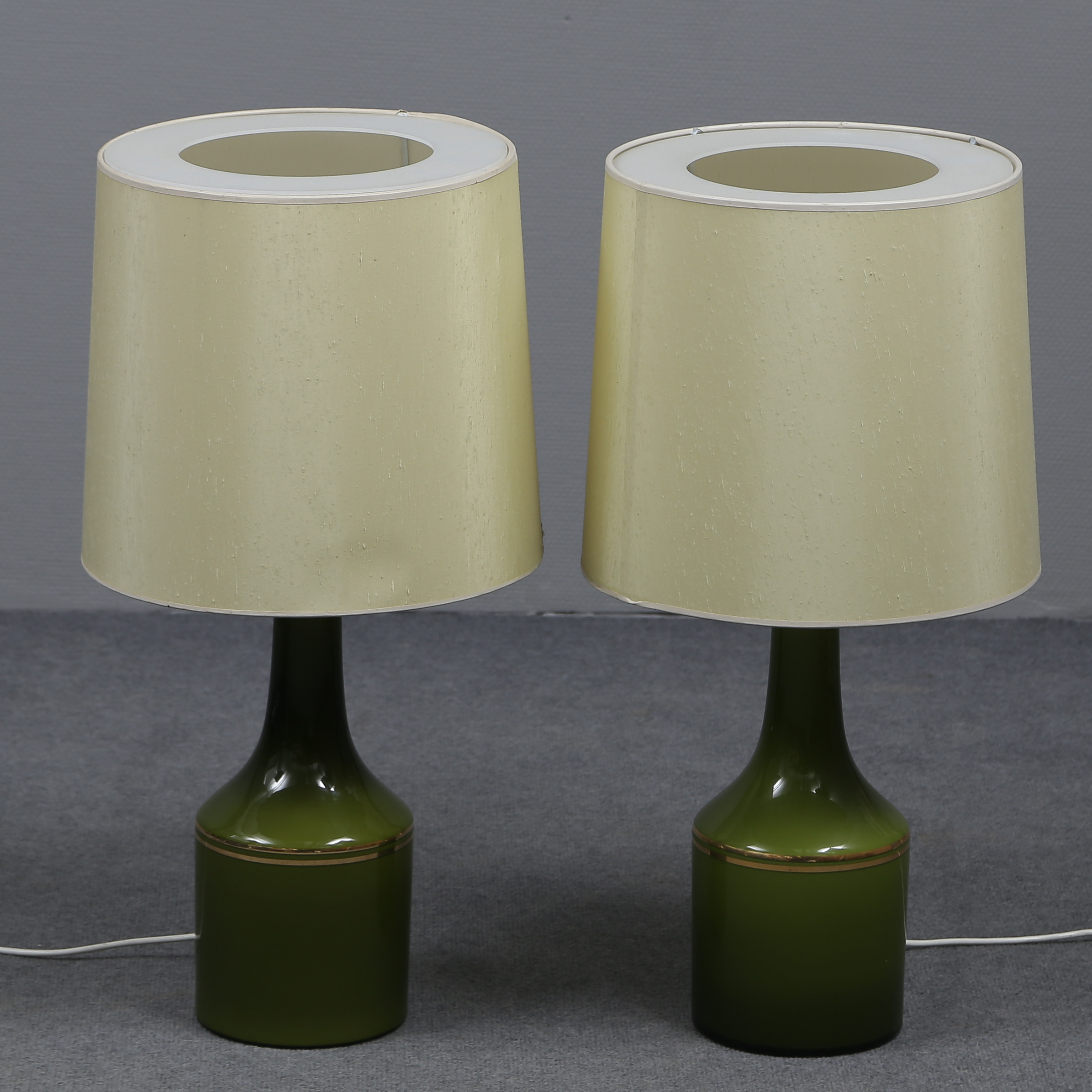 ANDERS PEHRSON. STORA BORDSLAMPOR, PARET, GRÖNT GLAS, GULDDEKOR, ATELJÉ LYKTAN.