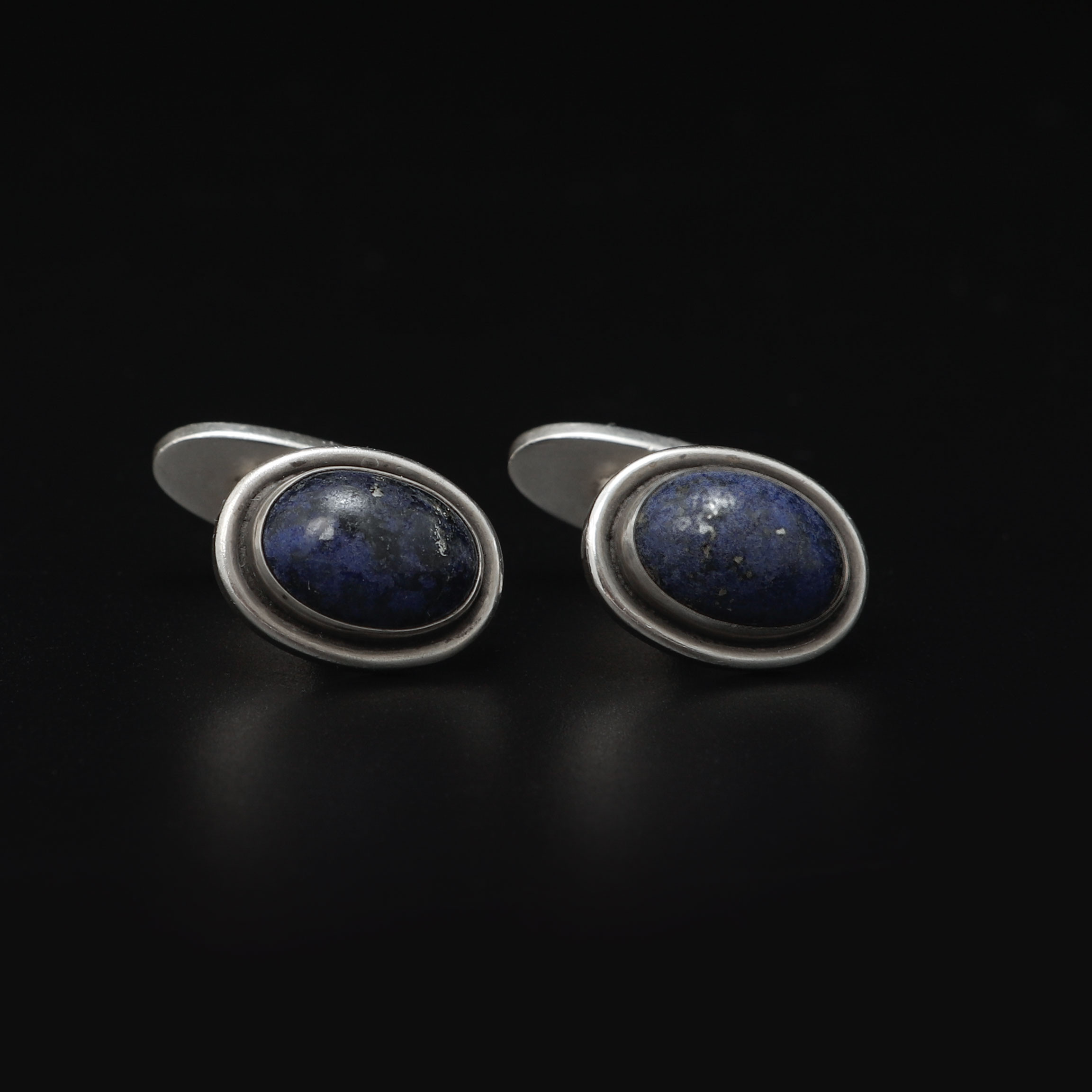 GEORG JENSEN. Manschettknappar, 1 par, design nr 44, silver och lapis lazuli.