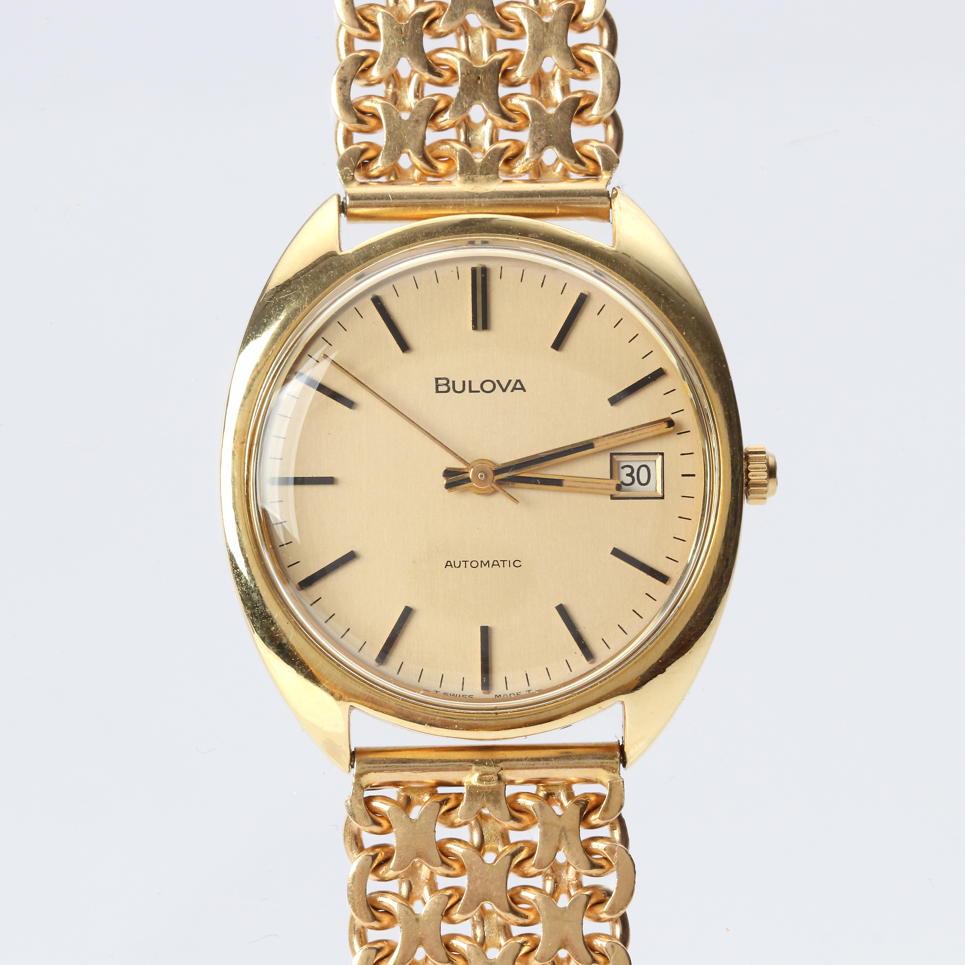 BULOVA, ARMBANDSUR. 18k guld i boett och länk, totalvikt ca 96,1 gram.