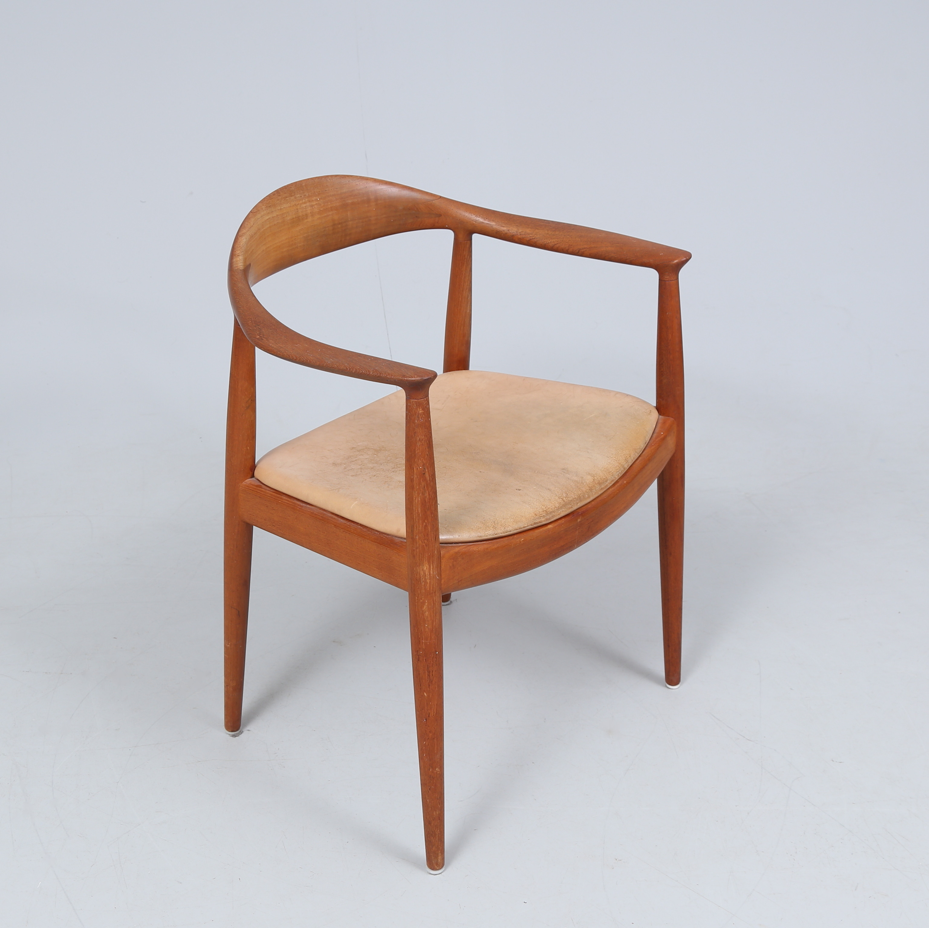 HANS J WEGNER (1914–2007). 'The Chair' model JH 501. Karmstol, sits klädd i läder, Johannes Hansen, Danmark, formgiven 1949.