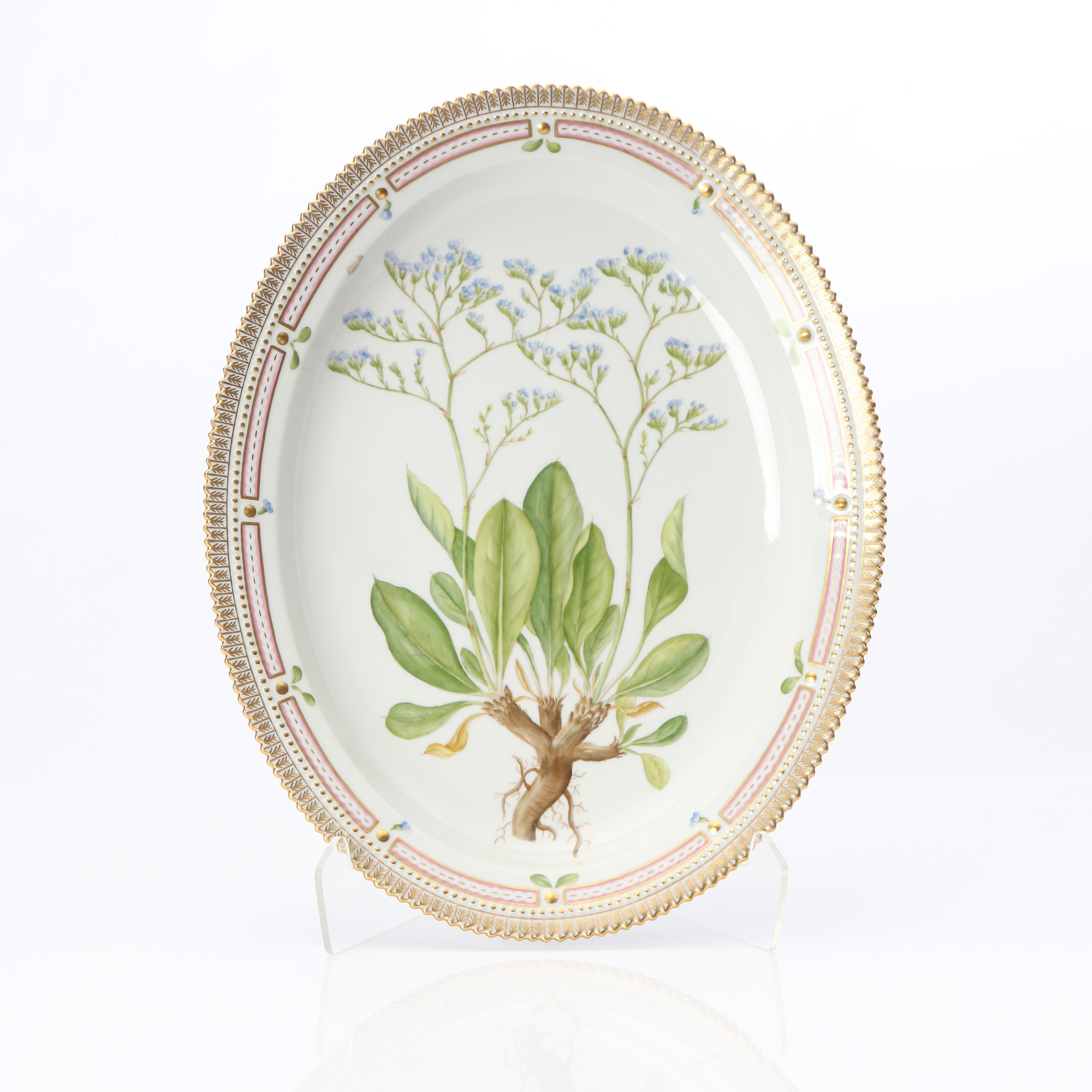 FLORA DANICA, UPPLÄGGNINGSFAT. Porslin med polykrom samt förgylld dekor. Royal Copenhagen, nr 20 3518.