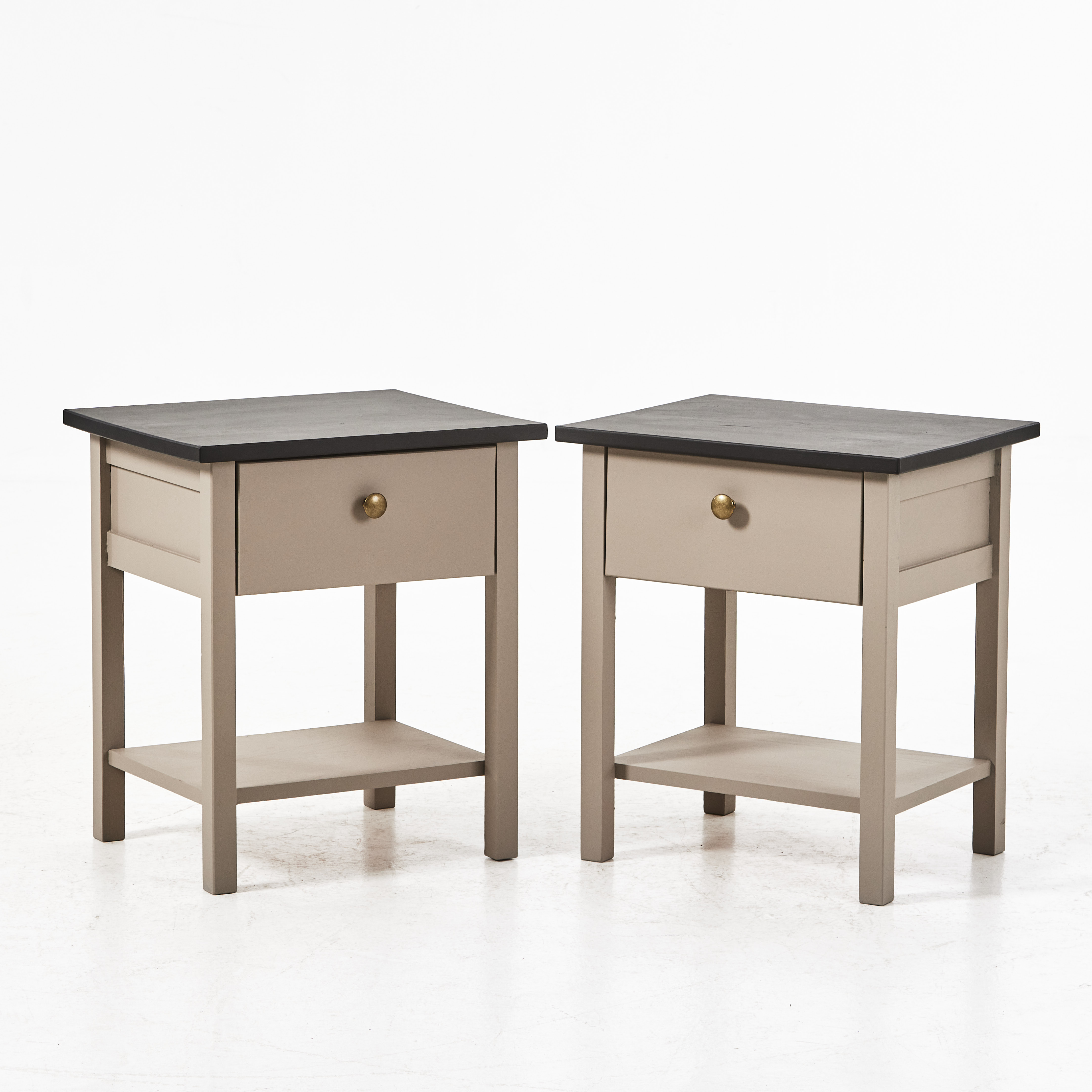 SÄNGBORD, 1 par, 1900-talets slut, bemålade, låda i sargen.