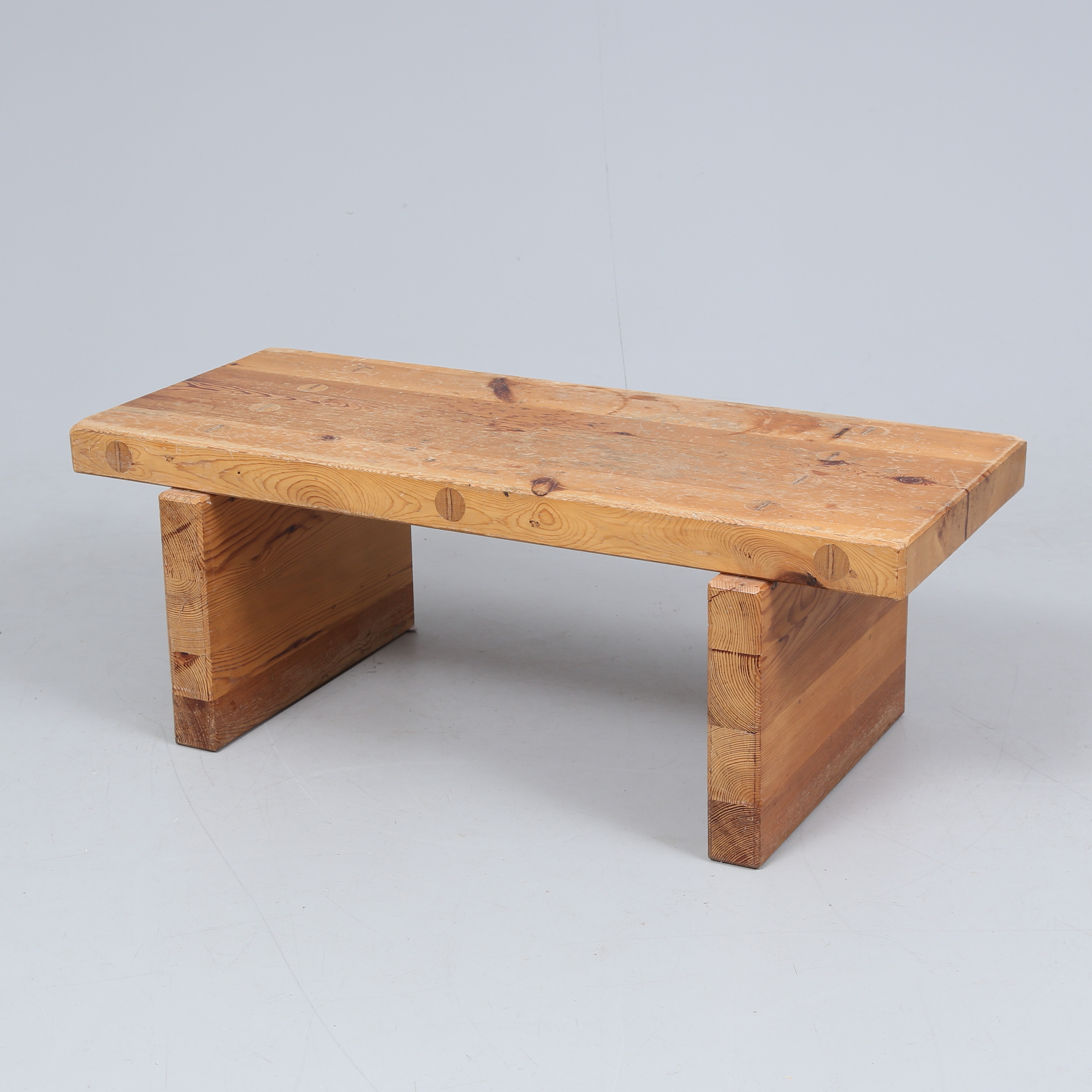 ROLAND WILHELMSSON. Bänk, "Bamse", signerad, Ågesta, daterad -72.