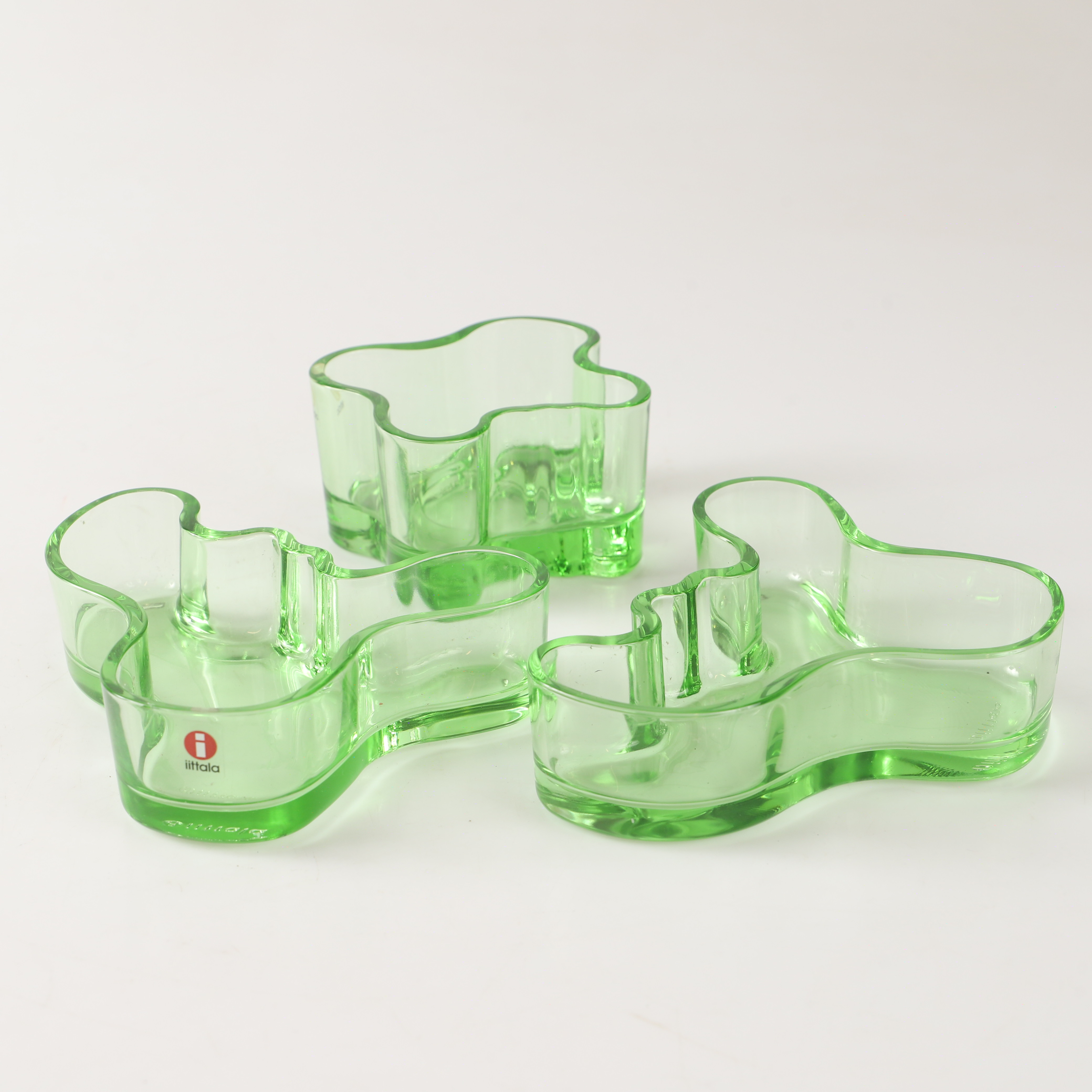ALVAR AALTO. Skålar samt ljuslykta, 3 delar, grönt glas, Iittala, Finland.