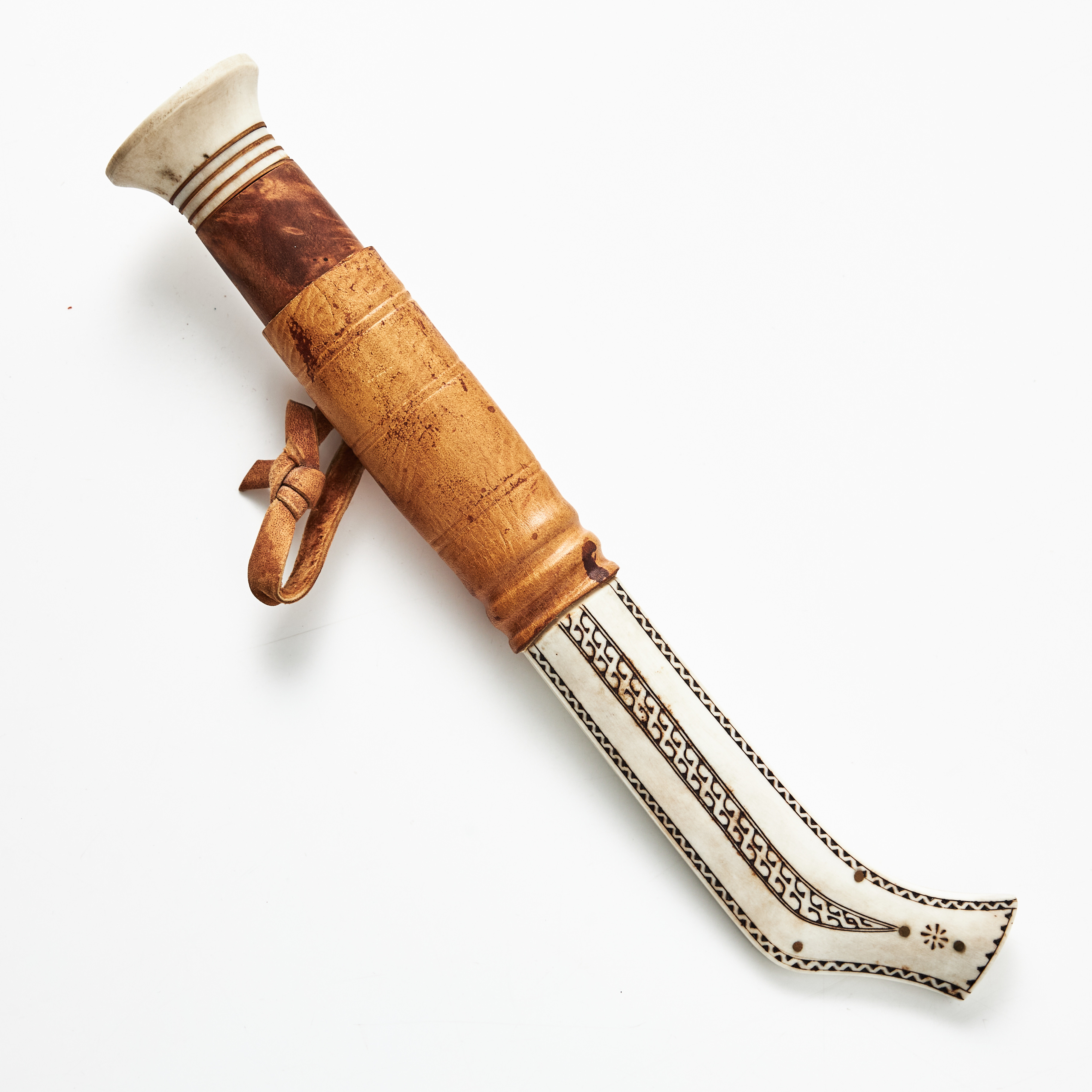 ANDREAS POGGATS. Kniv, samearbete, renhorn, björk och läder, monogramsignerad AP, 1900-talets andra hälft.